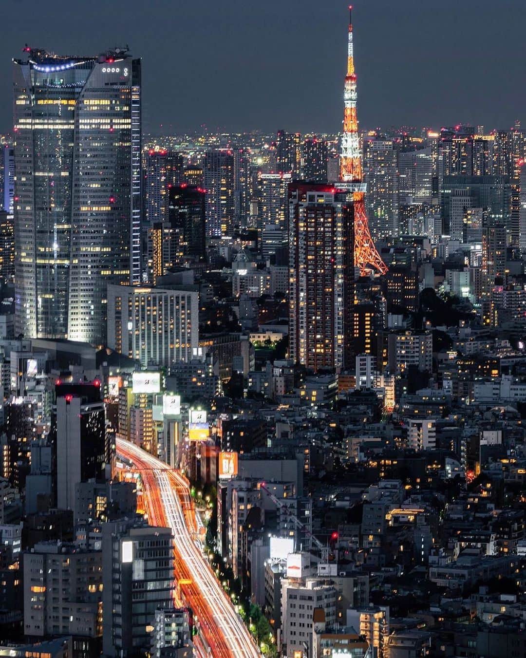 Promoting Tokyo Culture都庁文化振興部さんのインスタグラム写真 - (Promoting Tokyo Culture都庁文化振興部Instagram)「Whether you view Tokyo Tower from afar or up close, you'll be reminded of the city's beauty.  遠すぎず、近すぎない距離で東京タワーを眺めてみる。 街に根を張っているかのようにも見えるその姿は、どこか懐かしく愛おしいですね。  #tokyoartsandculture 📸: @yasufumi_phot」11月13日 19時32分 - tokyoartsandculture