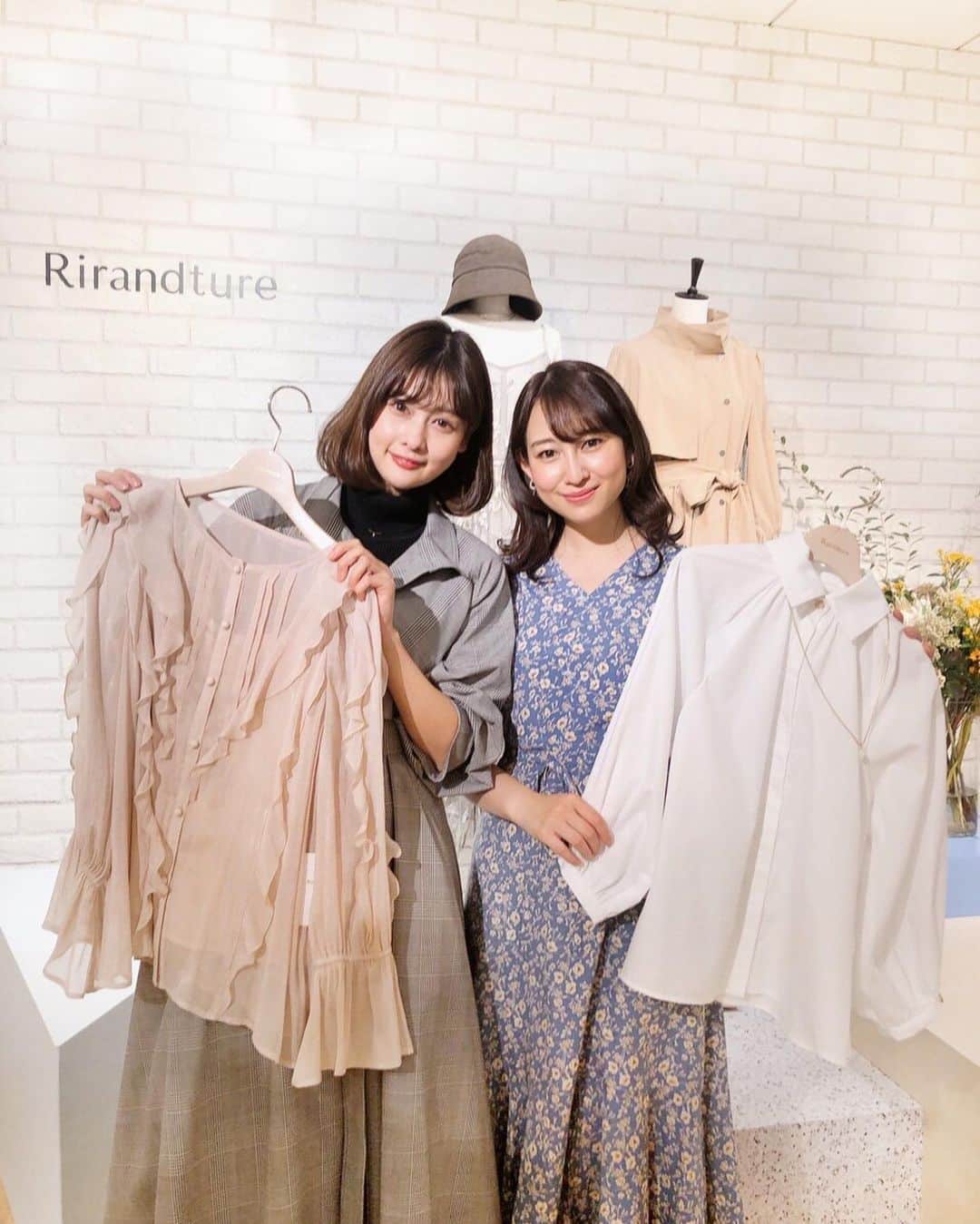 のインスタグラム：「*﻿ 普段一番愛用している @arpege_story ﻿ グループの展示会に行ってきました👗🤍﻿ ﻿ ﻿ 大人可愛くて仕事にもプライベートにも﻿ 着やすくて全ブランド愛用しています💐﻿ ﻿ @jusglitty_official ﻿ @apuweiser_official ﻿ @mystrada_official ﻿ @rirandture_official ﻿ @cadune_official ﻿ ﻿ 大好きなブランドの展示会だったので﻿ 必要な仕事を早起きして終わらせて 会社の午後休を取って行ってきました👩🏼‍💻💨笑 ﻿ 仕事にもプライベートにも使えるような洋服を﻿ 沢山オーダーしたのでまた届いたら紹介しますね🤍﻿ ﻿ 春服着るのが楽しみだなぁ〜👒 ﻿ ﻿ ﻿ 展示会は看護師で週末モデルの大原茉莉奈ちゃん @marinyangram と一緒に行ってきました🤎﻿  いつもありがとう〜☺️﻿ ﻿ ﻿ #arpegestory #mystrada #マイストラーダ #jusglitty #ジャスグリッティー #apuweiserriche #アプワイザーリッシェ #rirandture #リランドチュール #cadune #展示会 #arpegestory展示会 #olファッション #フェミニンコーデ #ファッション」