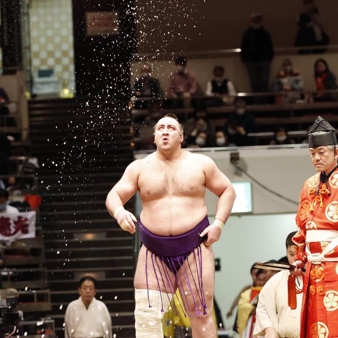 日本相撲協会さんのインスタグラム写真 - (日本相撲協会Instagram)「大相撲十一月場所、6日目。 塩のまき方や量は力士それぞれ個性があり、相撲を見る上で楽しめるポイントのひとつです。  @sumokyokai  #大相撲 #sumo #相撲 #力士 #お相撲さん #japanphoto #sumowrestlers #japanculture  #十一月場所 #11月場所 #東京 #11月場所は東京で #最後の貼り紙は花道の通路に貼られています」11月13日 19時33分 - sumokyokai