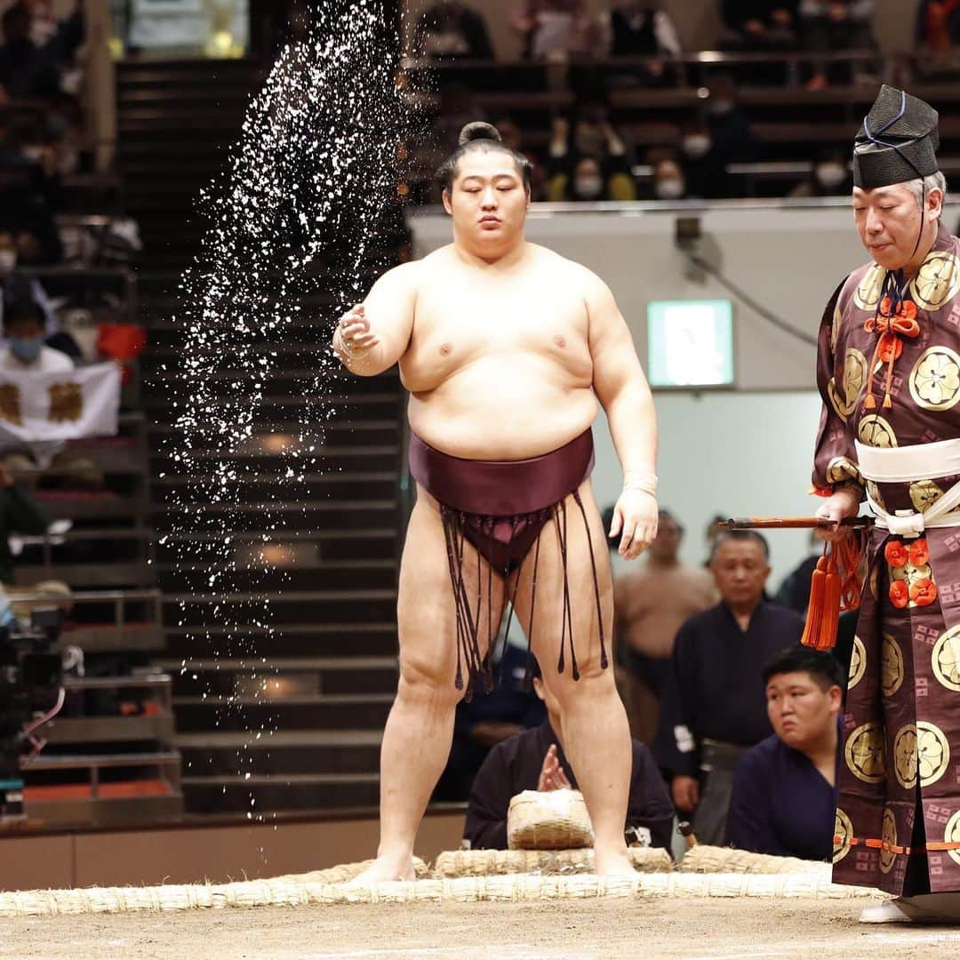 日本相撲協会さんのインスタグラム写真 - (日本相撲協会Instagram)「大相撲十一月場所、6日目。 塩のまき方や量は力士それぞれ個性があり、相撲を見る上で楽しめるポイントのひとつです。  @sumokyokai  #大相撲 #sumo #相撲 #力士 #お相撲さん #japanphoto #sumowrestlers #japanculture  #十一月場所 #11月場所 #東京 #11月場所は東京で #最後の貼り紙は花道の通路に貼られています」11月13日 19時33分 - sumokyokai