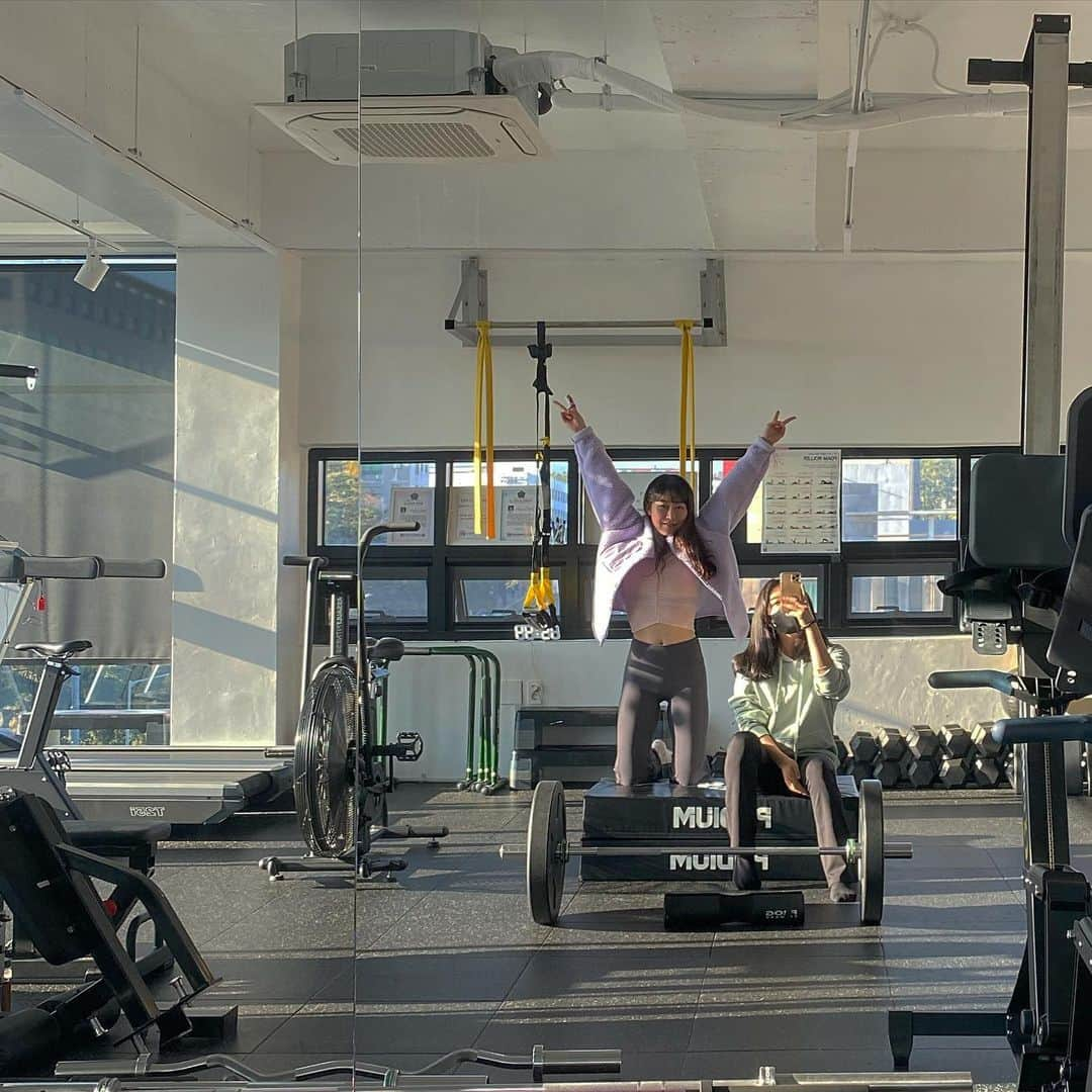 ゆかさんのインスタグラム写真 - (ゆかInstagram)「My workout buddy😎🔥 . . ハンナとヨガしたり、お尻鍛えたり、楽しいワークアウト時間♥️👍  私がきてるデイリー兼使えるヨガウェアは @moreout_korea  @moreout_japan  のものだよ♥️  . . 사랑하는 사람과 운동하면 진짜 힐링효과 대박입니다👏💓 고마워 @rhee._.hanna  . . #운동복코디 #운동복패션 #운동스타그램  #산후다이어트 #운동하는여자 #운동복 #헬린이 #fitnessclothing #postpartum #homeworkout  #腹筋　#おうちトレーニング　#産後ダイエット  #ピラティス　#ヨガ　#필라테스 #요가복 #모어아웃 #ヨガウェアコーデ #ジムウェア #ダイエット #ダイエットママ #moreout_korea  #moreout_japan #moreout」11月13日 19時34分 - bjyuka