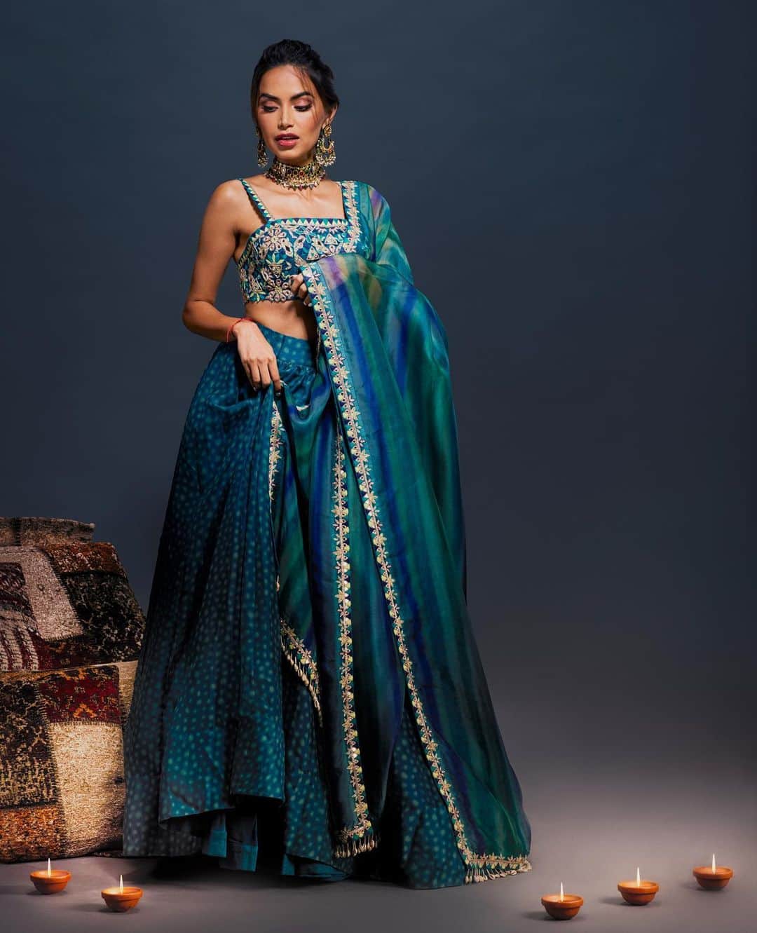 Diipa Büller-Khoslaのインスタグラム：「No pandemic could kill my #Diwali spirit! 🙅🏽‍♀️  Celebrating this years Diwali a little different from others, nonetheless still *celebrating*! Spread the love and light virtually this Diwali, keeping your spirits high and optimistic, these tough times will pass as light overtakes darkness 🪔 ❤️ ... also, what do you think of my 4th #PandemicDiwali outfit?  Team Styling: @tanghavri  Art Direction: @pedrojjdias  Photography: @studiomartijnsenders  Make-up: @lorinmamomakeup @ctilburymakeup  Outfit: @arpitamehtaofficial  Assisted by: @lu.eva1 @asgfhj @bartterbraak @milan_hopstaken」