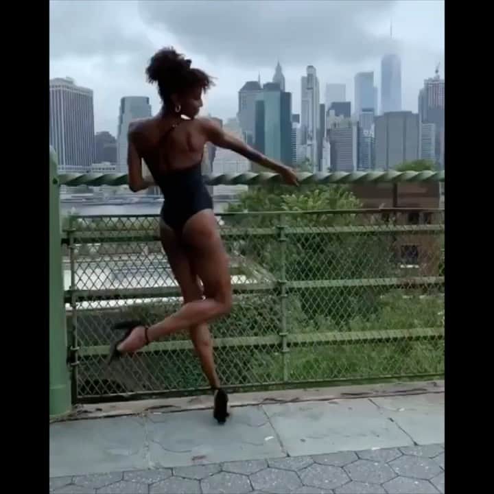 セレステ・バーバーのインスタグラム：「When your new friends ask if you used to dance.  #celestechallengeaccepted  #celestebarber  #funny」
