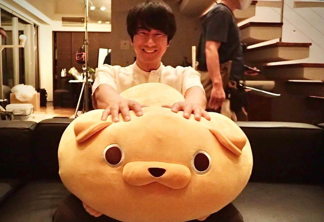 『おじさんはカワイイものがお好き。』ドラマ公式のインスタグラム：「・ 🎉Happy Birthday🎉  11/13は我らが座長、#眞島秀和 さんのお誕生日🎂 おめでとうございます💛🧡  パグ太郎(つぶれ気味)との蔵出しオフショを大公開📷 やっぱりこのツーショットが最高😍✨   そして！ #おじカワ コミックス5巻、本日発売✨ ツトム先生の撮影見学レポートも収録です😊  #眞島秀和誕生祭2020 #おじさんはカワイイものがお好き。」