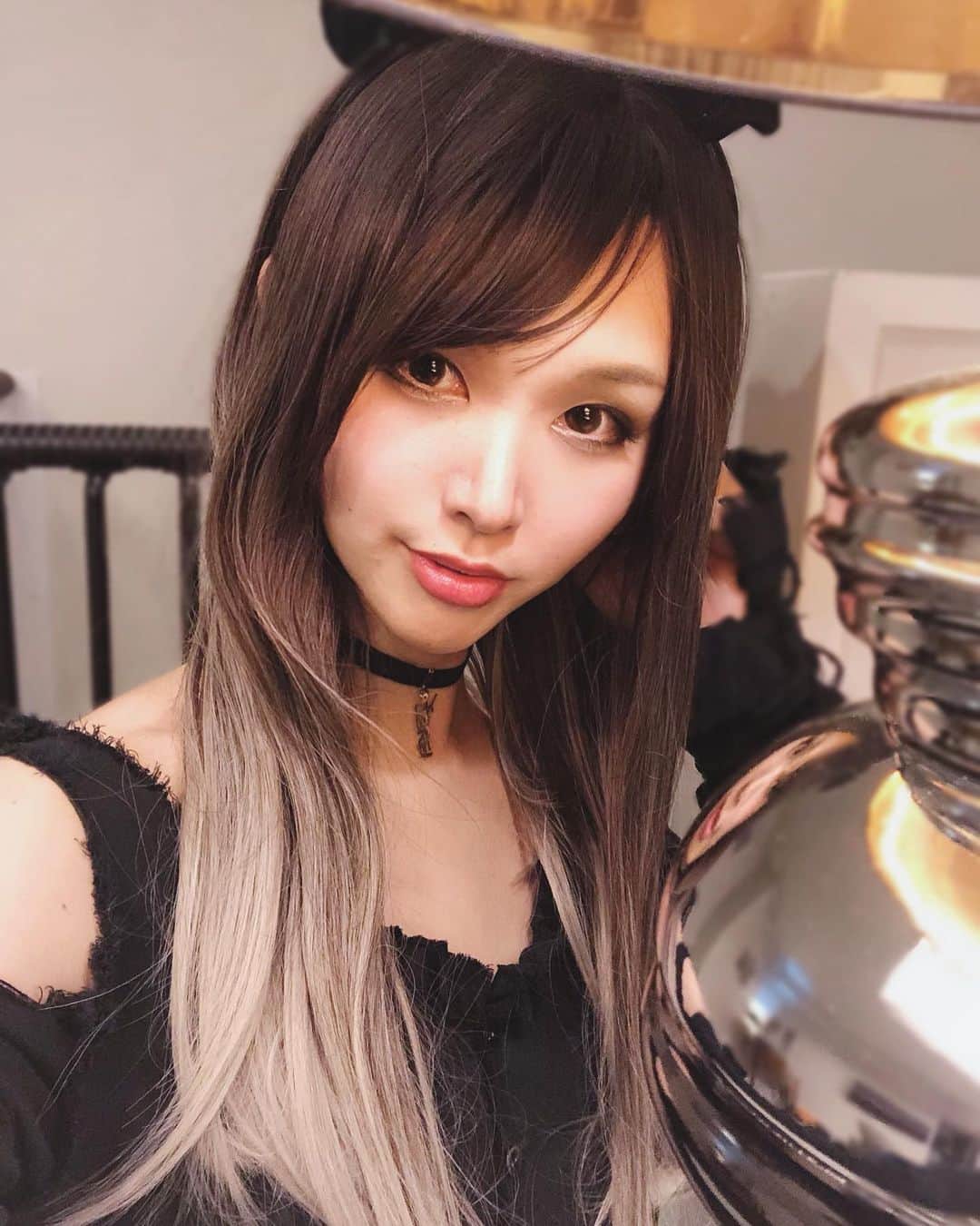 のインスタグラム：「誰にも制限されない道へ🌈 . 19日までトランスジェンダー啓発週間 自分の人生を生きる ††††††††††† Live your life the way you want🌈 ††††††††††† #ポートレート  #トランスジェンダー  #transgender #transwoman  #transsexual #transgirl #beautygram #pride🌈  #goth #gothgirl  #queer #tgirl #lgbtq  #ロングヘア　#モード　#transawareness #雰囲気好きな人いいね  #transweek #transawarenessweek」