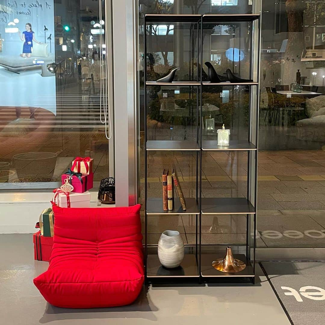 ligne roset shopさんのインスタグラム写真 - (ligne roset shopInstagram)「クリスマスカラーのミニ　TOGO入荷しました✨  お子様やワンちゃん、猫ちゃん用にいかがでしょう😳  お部屋にワンポイント、赤のトーゴ取り入れてみませんか🙌  TOGO :design by Michel Ducaroy  #ligneroset #リーンロゼ #lignerosetosaka #リーンロゼ大阪 #インテリア #インテリアショップ #interior #インテリア好きな人と繋がりたい #暮らし #海外インテリア #リーンロゼトーゴ #lignerosettogo  #家具　#furniture #michelducaroy #room #sofa #ソファ #フランス @ligneroset_jp」11月13日 19時42分 - ligneroset_jp_shop