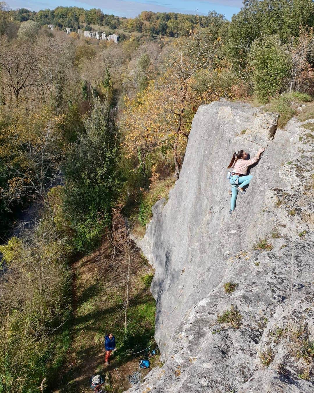 キャロライン・シノのインスタグラム：「Les Eaux Claires, doigts sensibles s’abstenir!! 😈 @crimpoilofficial @arkose.climbing」