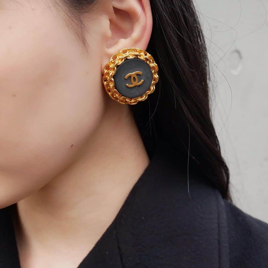 Vintage Brand Boutique AMOREさんのインスタグラム写真 - (Vintage Brand Boutique AMOREInstagram)「Vintage Chanel earrings from 1993  On website search for AO29793  #vintagechanel #chanelearrings」11月13日 19時43分 - amore_tokyo