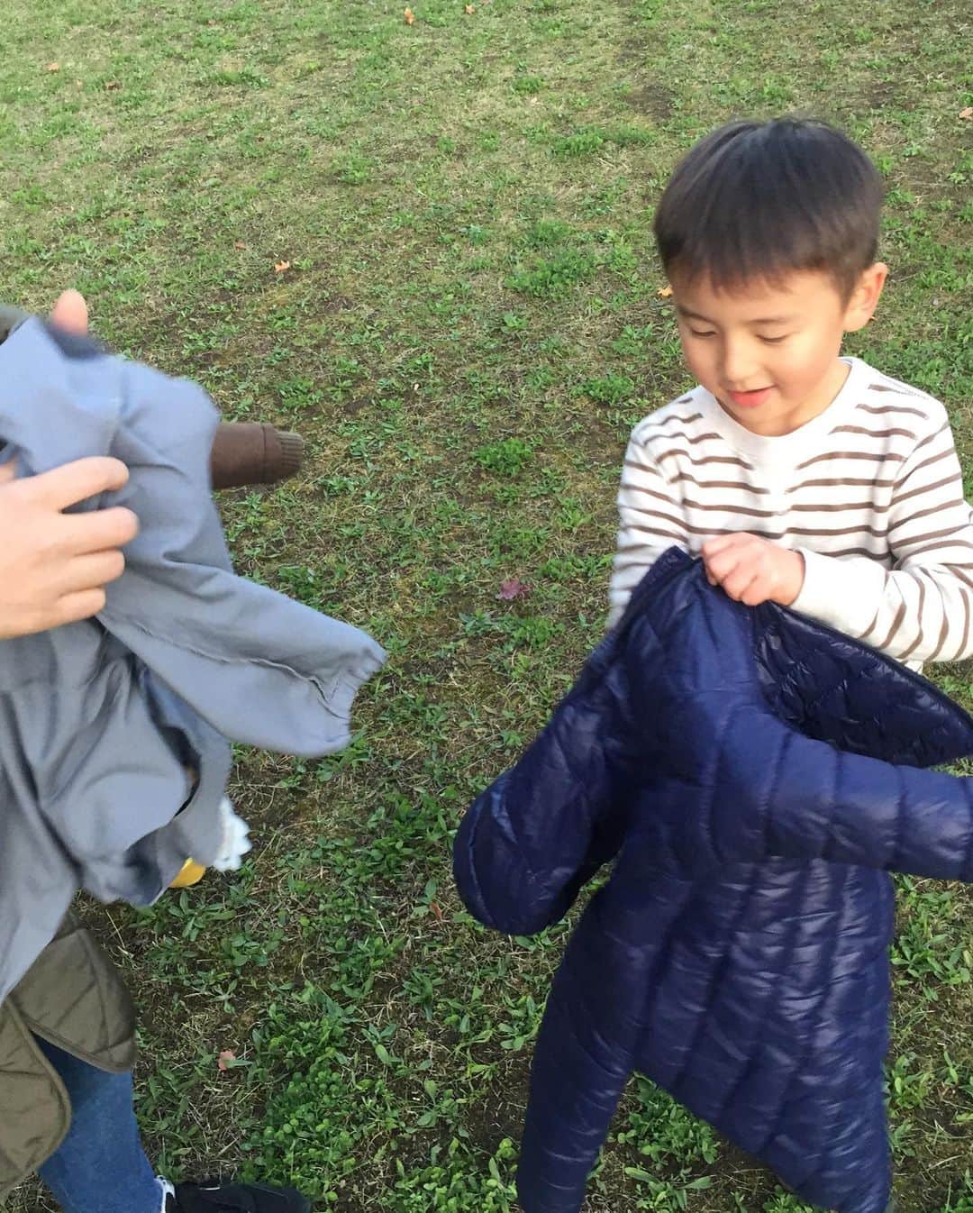北野貴之さんのインスタグラム写真 - (北野貴之Instagram)「幼稚園帰りの穂高を捕まえてサッカー指導。 コーチに上手くなったね褒められて良かったね。 沙穂は、照れ屋さんに。」11月13日 19時43分 - takashi_kitano