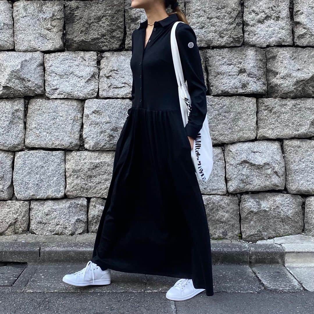 BORDERS at BALCONYさんのインスタグラム写真 - (BORDERS at BALCONYInstagram)「ウールジャージー素材はボーダーズの秋冬といえば！の素材。⁠⠀ 毎年肌寒くなってくると、ボーダーズのオフィスでは本当によくこのウールジャージー素材を目撃します👀✨⁠⠀ ⁠⠀ ちくちくしない優しいはだあたりなので、⁠⠀ 秋口は一枚でサラリと。⁠⠀ ⁠⠀ 寒くなってきたらインナーを仕込んでより一層あたたかに。⁠⠀ ⁠⠀ 冬のコートを着ても薄手なので着ぶくれすることもありません！⁠⠀ ⁠⠀ 長い冬の始まりから終わりまで、⁠⠀ ずっと活躍してくれる頼れる素材。⁠⠀ ⁠⠀ ⁠⠀ ⁠⠀ ⁠⠀ WEEKEND SHIRT DRESS / 56,000円+tax⁠⠀ RED / BLACK / GREY⁠⠀ ⁠⠀ ⁠⠀ ⁠⠀ ⁠⠀ #bordersatbalcony #ボーダーズアットバルコニー #ボーダーズ #BORDERS #柴田陽子 #yokoshibata」11月13日 19時53分 - bordersatbalcony_official