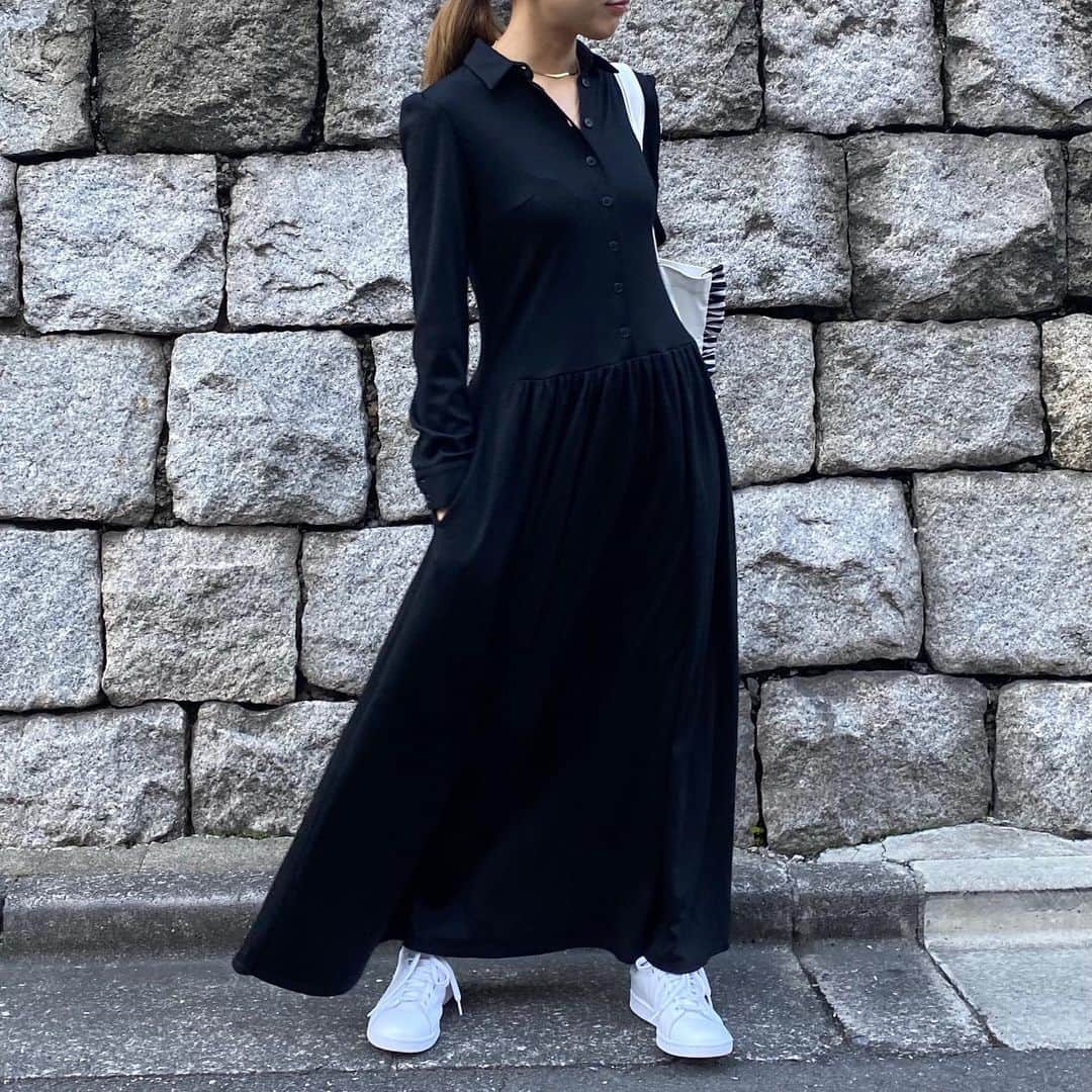 BORDERS at BALCONYのインスタグラム：「ウールジャージー素材はボーダーズの秋冬といえば！の素材。⁠⠀ 毎年肌寒くなってくると、ボーダーズのオフィスでは本当によくこのウールジャージー素材を目撃します👀✨⁠⠀ ⁠⠀ ちくちくしない優しいはだあたりなので、⁠⠀ 秋口は一枚でサラリと。⁠⠀ ⁠⠀ 寒くなってきたらインナーを仕込んでより一層あたたかに。⁠⠀ ⁠⠀ 冬のコートを着ても薄手なので着ぶくれすることもありません！⁠⠀ ⁠⠀ 長い冬の始まりから終わりまで、⁠⠀ ずっと活躍してくれる頼れる素材。⁠⠀ ⁠⠀ ⁠⠀ ⁠⠀ ⁠⠀ WEEKEND SHIRT DRESS / 56,000円+tax⁠⠀ RED / BLACK / GREY⁠⠀ ⁠⠀ ⁠⠀ ⁠⠀ ⁠⠀ #bordersatbalcony #ボーダーズアットバルコニー #ボーダーズ #BORDERS #柴田陽子 #yokoshibata」