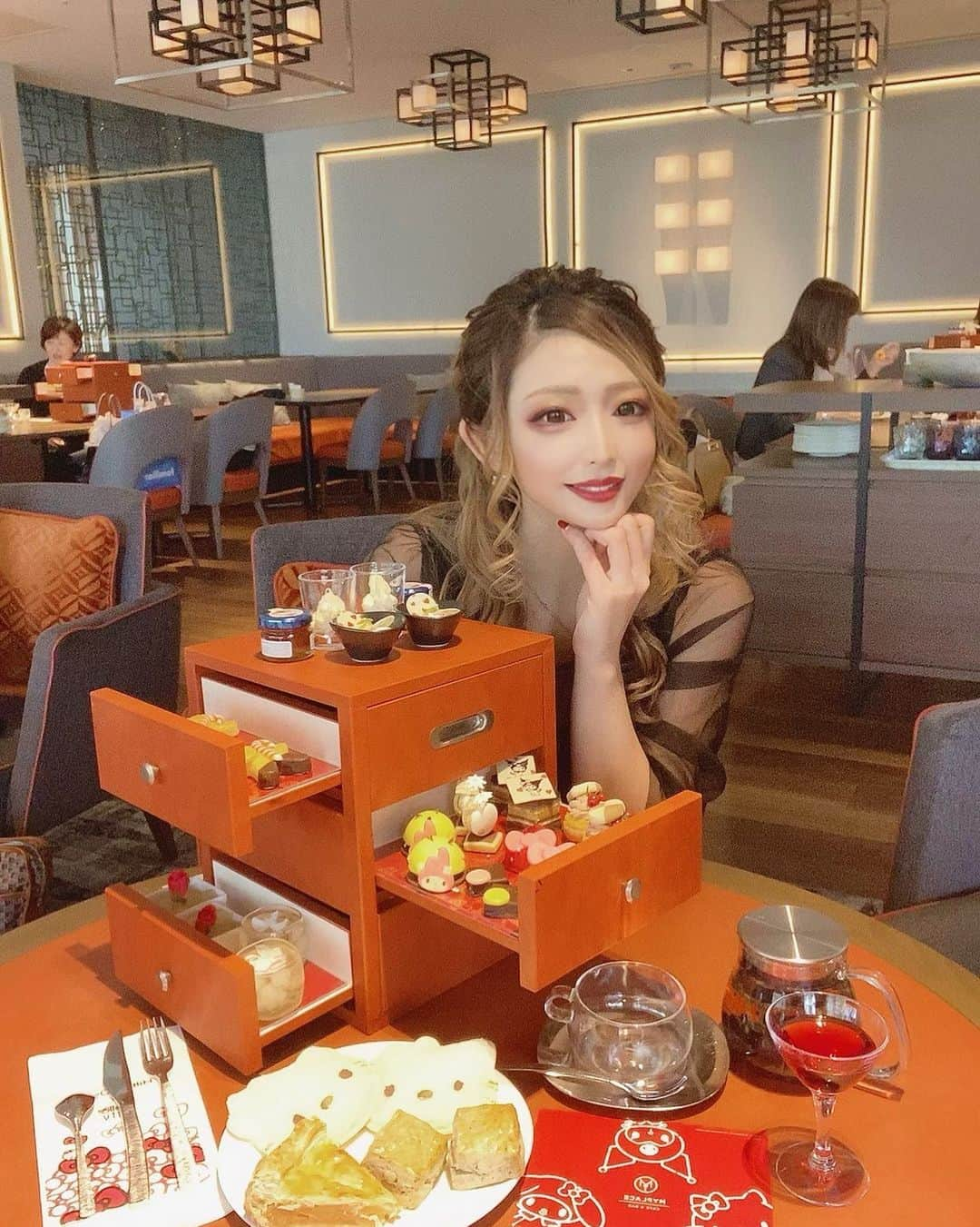 つきののインスタグラム：「. ・ ・ サンリオのアフターヌーンティーしに大阪のヒルトン行ってきた🧚‍♀️ ・ ・ たこ焼きも串カツも最高だた 大阪まじで大好きすぎる♡♡ ・ ・ ・ #アフターヌーンティー #ヒルトン #ヒルトン大阪 #サンリオ #キティちゃん #マイメロ #クロミ #ゴールド #gold #錦 #錦3 #名古屋 #ナイツネット #キャバ嬢 #キャバクラ #キャバ #歌舞伎町 #六本木 #北新地 #ミナミ #中洲 #すすきの #ギャル #ネイル #Tバック #ドレス」