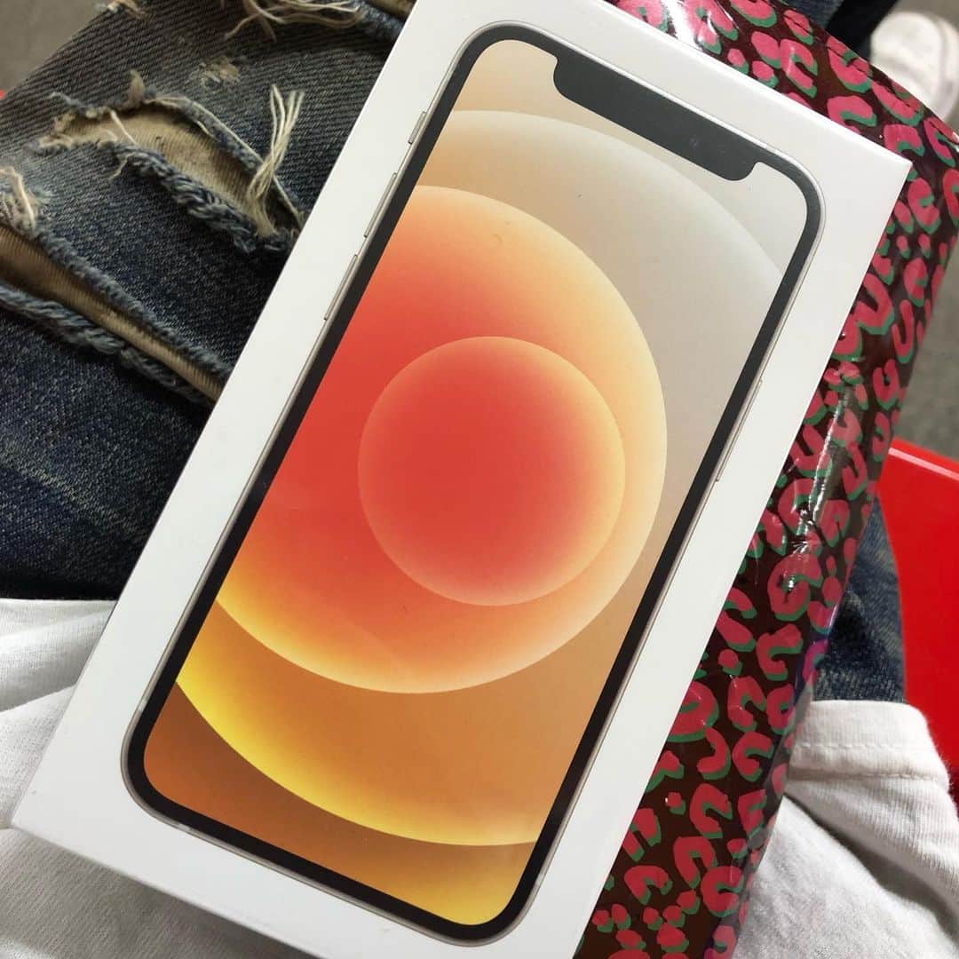 のインスタグラム：「iPhone 12miniゲットしてきたぜーっ！そして今日は21時ぐらいから生配信なので楽しみにしててね！ 絶対に！絶対に見た方がいいやつ！集合も早めに！！  #iPhone12mini」