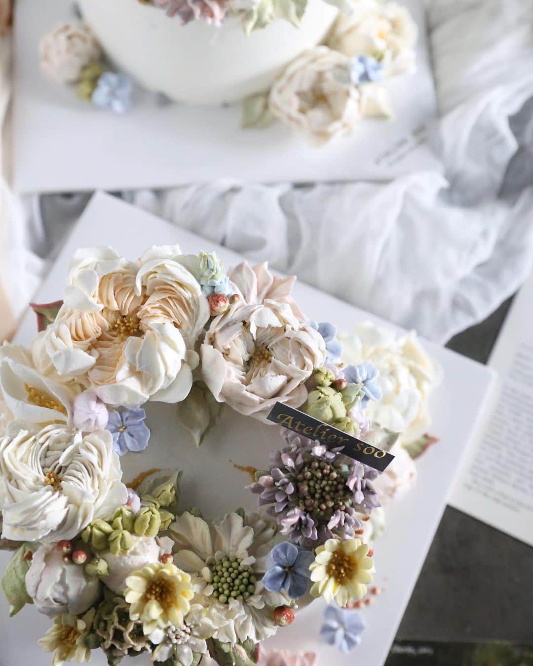 청담 수케이크 (atelier soo)さんのインスタグラム写真 - (청담 수케이크 (atelier soo)Instagram)「ㅡ B course 눈부시게예뻤네.화관스타일리스:) 당근케이크.심화수업 ㅡ #flower #cake #flowercake #partycake #birthday #bouquet #buttercream #baking #wilton #weddingcake ㅡ www.soocake.com vkscl_energy@naver.com」11月13日 19時46分 - soocake_ully