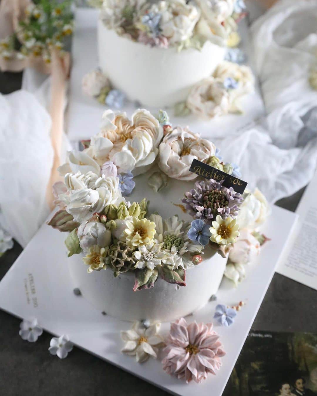 청담 수케이크 (atelier soo)さんのインスタグラム写真 - (청담 수케이크 (atelier soo)Instagram)「ㅡ B course 눈부시게예뻤네.화관스타일리스:) 당근케이크.심화수업 ㅡ #flower #cake #flowercake #partycake #birthday #bouquet #buttercream #baking #wilton #weddingcake ㅡ www.soocake.com vkscl_energy@naver.com」11月13日 19時46分 - soocake_ully
