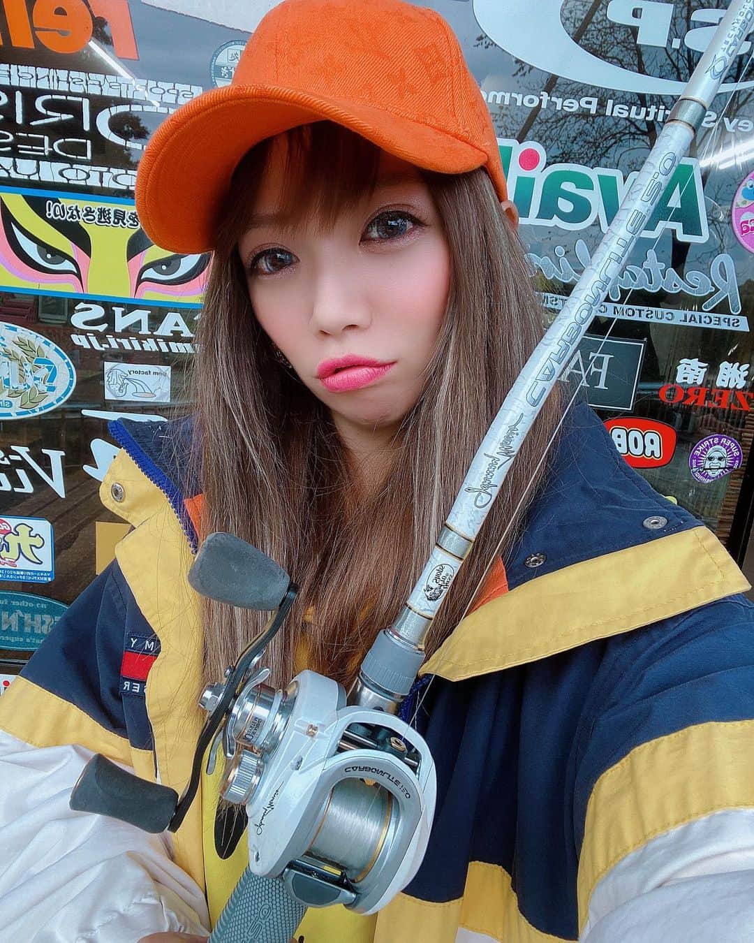 のインスタグラム：「‪🎣‬‪🎣‬‪🎣‬ ． 写真は釣る前だからバス釣るぞーって 調子こいて自撮りしてたけど😂❤️ ． 釣り堀で釣れないなんて初めてだや🤣 ご飯タイムで餌まいてくれたんだけど 遠すぎて投げても届かなくて食ったけど かかんなくて釣れなかったちきしょー😭 またバス釣りリベンジしたい🔥🔥🔥 ． でも写メ盛れたから載せとく🤣爆 ． ．  #宮城アングラーズヴィレッジ #バス #バス釣り #釣り #釣りガール #釣り女子 #釣り好き #釣りスタグラム #海釣り #釣り初心者 #魚釣り #川釣り #池釣り#釣り堀 #🎣 #fishing #fish #fishingtime #さかな #fishinggirl #ツリジョ #フィッシングガール #釣り女子ですっ #海 #魚 #autumn #秋 #イケイケのイケ #すきすきのすき❤️ #2020インスタがんばる」