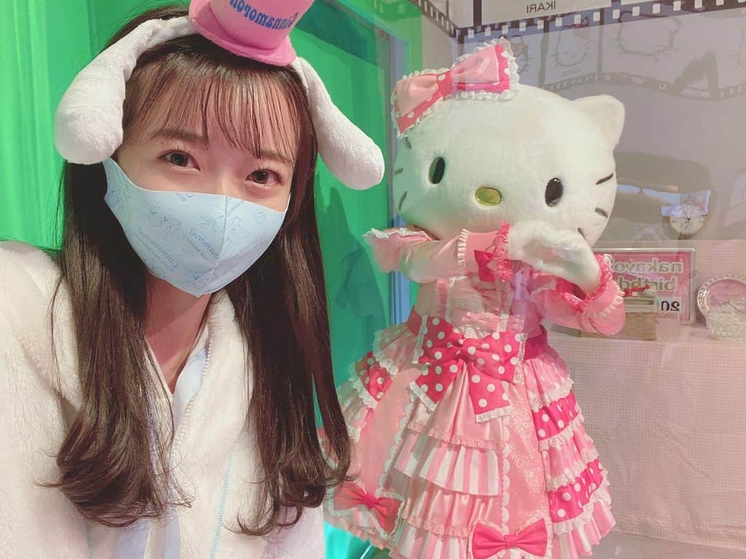 涼本理央那のインスタグラム：「﻿ ﻿ 年パス最終日に﻿ ハーモニーランド行ってきました🐱❤️❤️‼️﻿ ﻿ ﻿ もう最高すぎた、、﻿ シナモンたんたくさん構ってくれて、嬉しかった🥺♡パレードの時ね、りぼんちゃんが呼んでくれて、走ってきてくれたのよ🥺﻿ キティちゃんとの動画もおたくっぽくレポしてみたけん、見てみてね🤣﻿ ﻿ キャラクター達も、ダンサーさん達もみんな優しくて素晴らしく幸せな１日を過ごせました💓💓﻿ ﻿ 次は……🦄💭﻿ #ハーモニーランド #サンリオ #シナモロール #ハローキティ #キャラクターグリーティング #グリーティング #ポムポムプリン #sanrio #harmonyland」