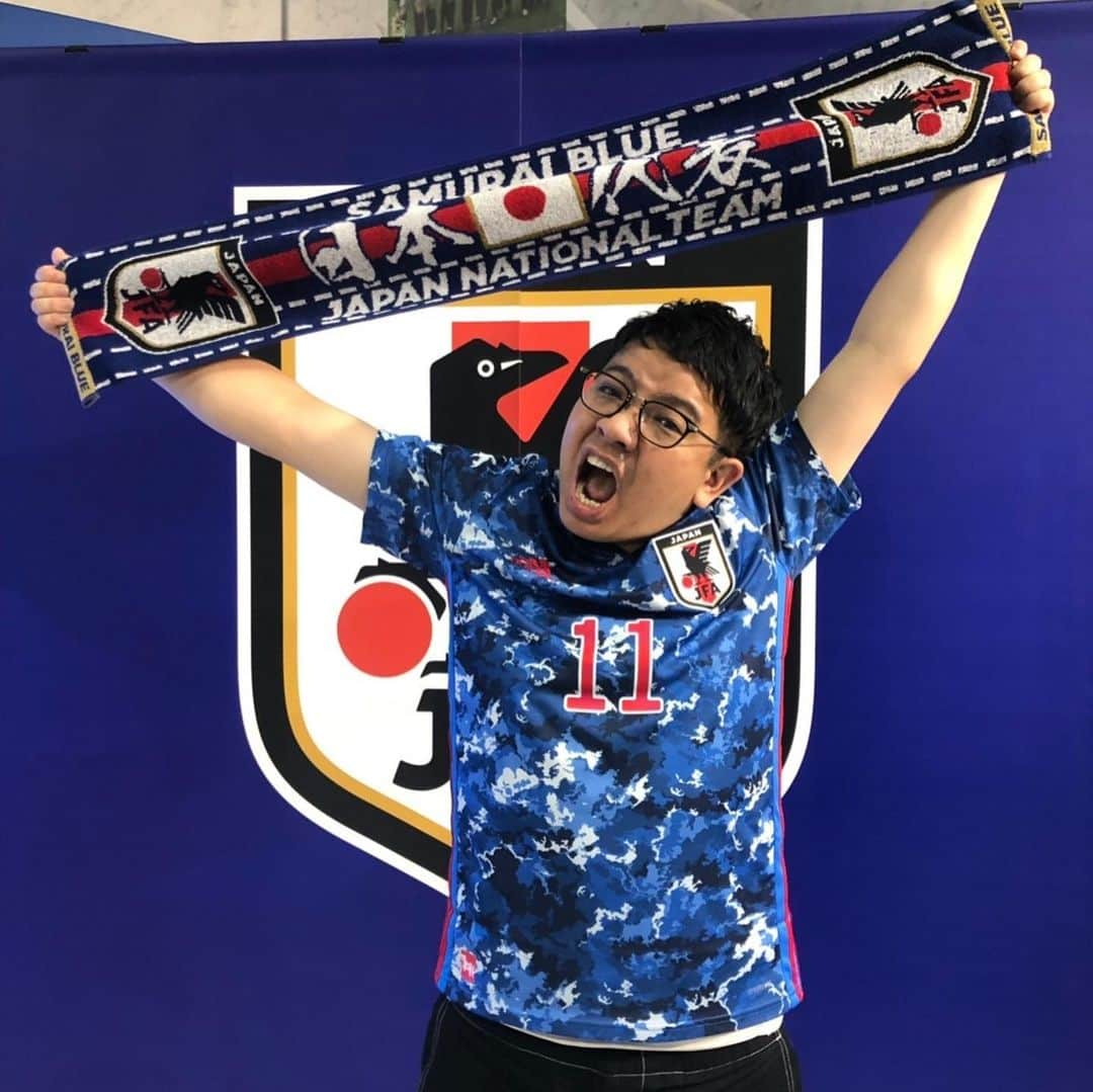 昴生さんのインスタグラム写真 - (昴生Instagram)「インスタライブ！！ #昨日 #日本代表vsパナマ代表戦の #前に日本サッカー協会のビルのロビーで #元日本代表の #大黒将志 選手と #インスタライブさせていただきました！ #憧れの選手とインスタライブ！ #ほんまおれらはええ仕事させてもろてる！ #始まる前から色々お話していただいて #素敵な方でした！ #日本サッカーミュージアムも見学させてもらいました！ #恐れ多くも数々の名選手のサインが書いてある壁に #僕も書かせていただきました！ #パナマ戦にも無事勝利して #次はメキシコ戦！ #18日の朝5時から！ #水曜日なのでおはスタの日！ #ちょうど起きる時間くらい！ #終わるころにおはスタ始まる！ #みんな！ #18日は早起きや！」11月14日 6時49分 - mikikousei