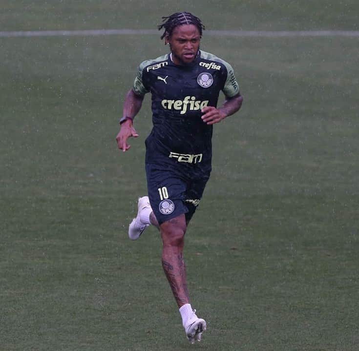 ルイス・アドリアーノのインスタグラム：「🏃🏾」