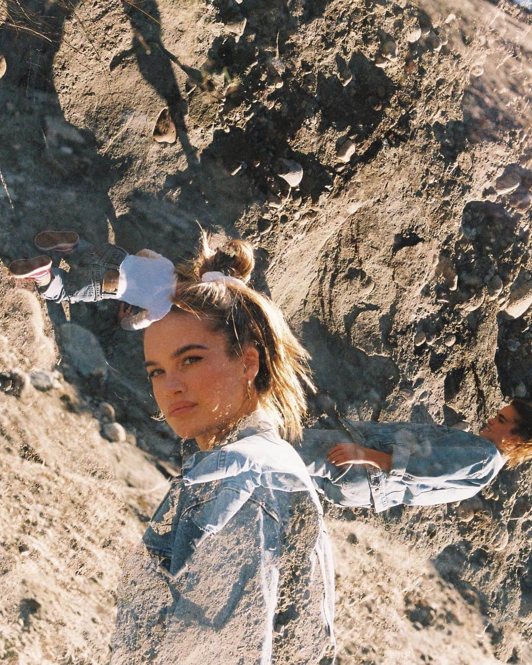 ストーミ・ヘンレイのインスタグラム：「Hiking memories with my little tiny love bug💛」