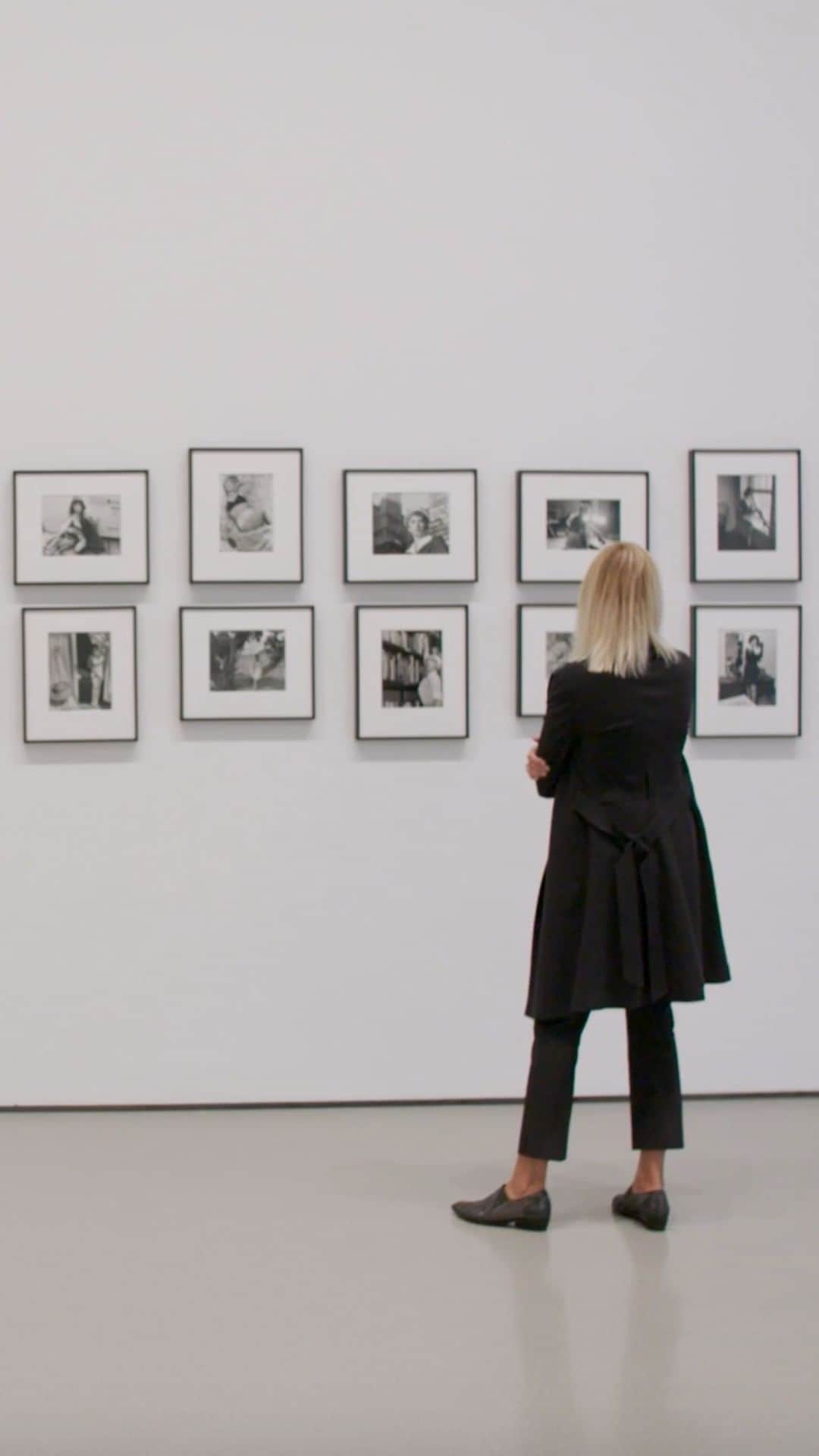 ニューヨーク近代美術館のインスタグラム：「“This body of work is so important because it happens at a certain moment when we have an explosion in visual culture—of magazines, of films, of advertising.”  Curator @roxanamarcoci talks about how @CindySherman’s “Untitled Film Stills” series uses playing dress-up to ask big questions about how mass media influences “our perceptions of ourselves and our understanding of the world around us.”  Explore the #MoMACollection work by work as we release a new #UNIQLOArtSpeaks video each Friday, and experience #CindySherman's photographs in our second-floor collection gallery, Public Images.  @uniqlousa is MoMA’s proud partner of #ArtForAll」