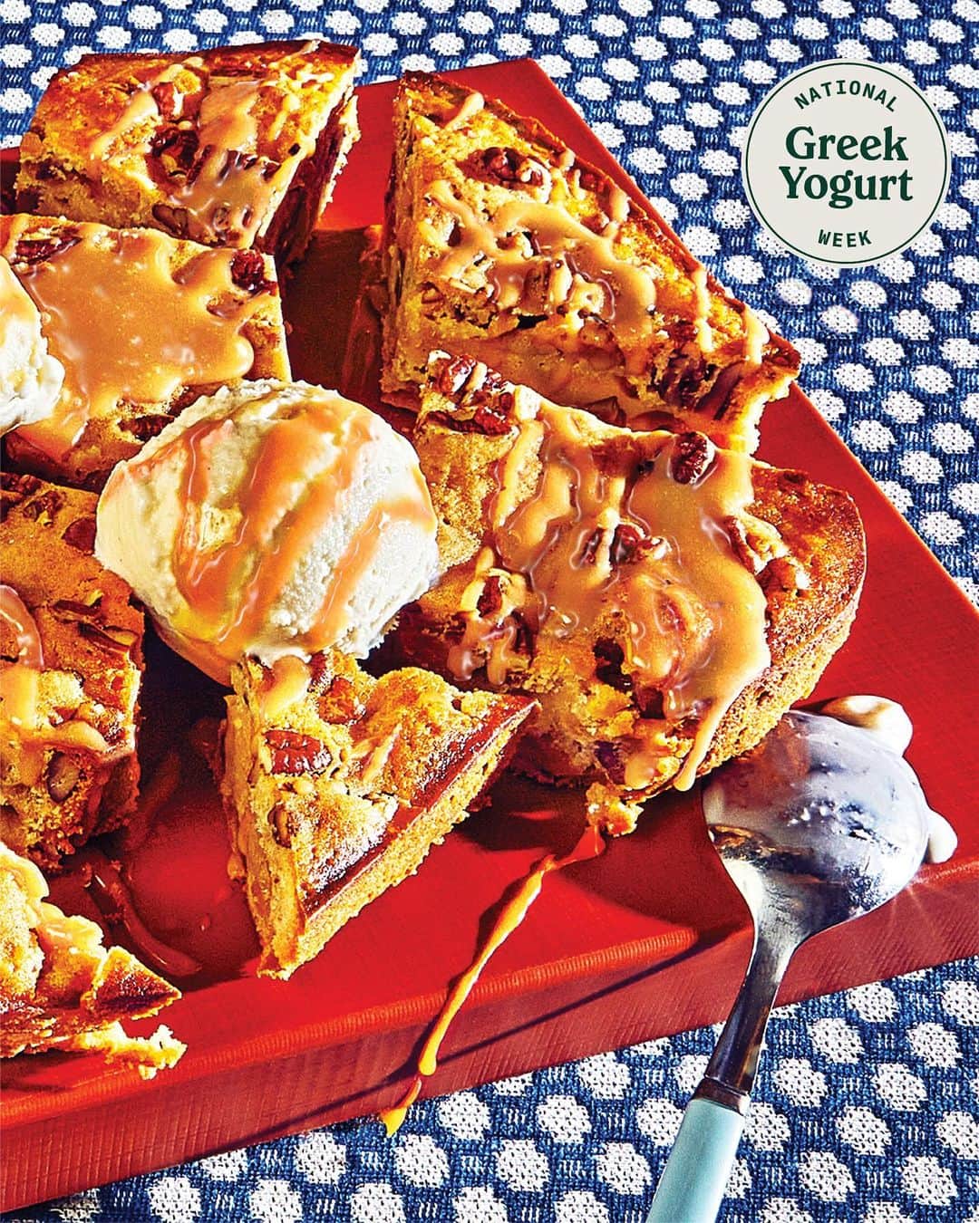 Chobaniのインスタグラム：「A Chobani Greek Yogurt Week magic trick: Bake these sweet and caky Caramelized Apple Blondies… and watch them disappear from your countertop in an instant 🍏 Swipe for the recipe.」