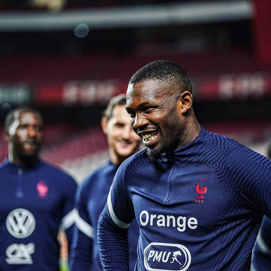 サッカー フランス代表チームさんのインスタグラム写真 - (サッカー フランス代表チームInstagram)「Entraînement du soir en direct de Lisbonne 💪 Rendez-vous demain 20h45 pour le match 👊 #FiersdetreBleus  - Training session in Lisboa 💪」11月14日 5時39分 - equipedefrance