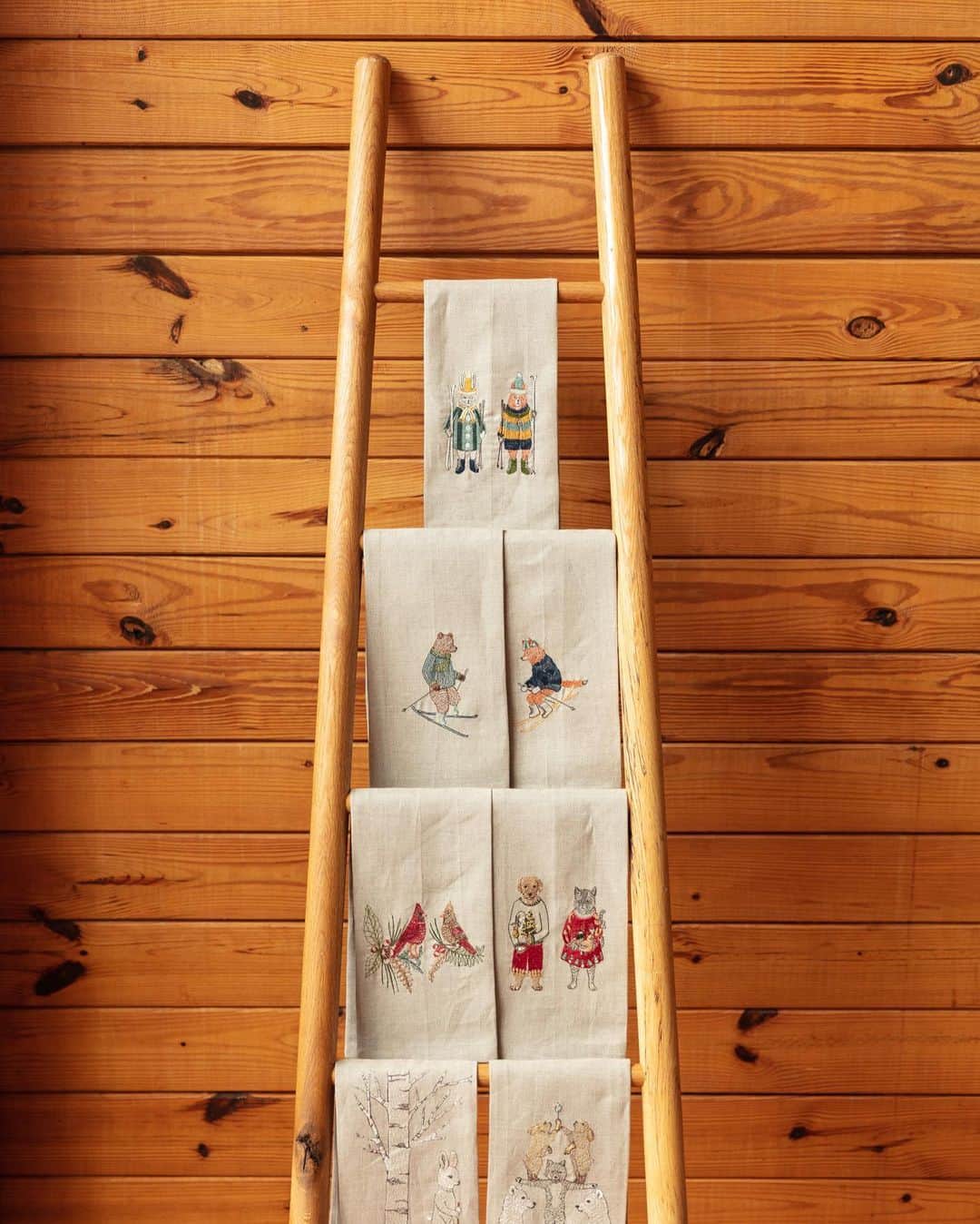 のインスタグラム：「Our Thanksgiving ground shipping deadline has passed, but if you’re still looking to set your table with our embroidered linens you are in luck! Our 3 day express shipping deadline is  Thursday, November 19th at 1pm est! Select the Express Saver shipping option at checkout to guarantee a timely Thanksgiving delivery! #coralandtusk」