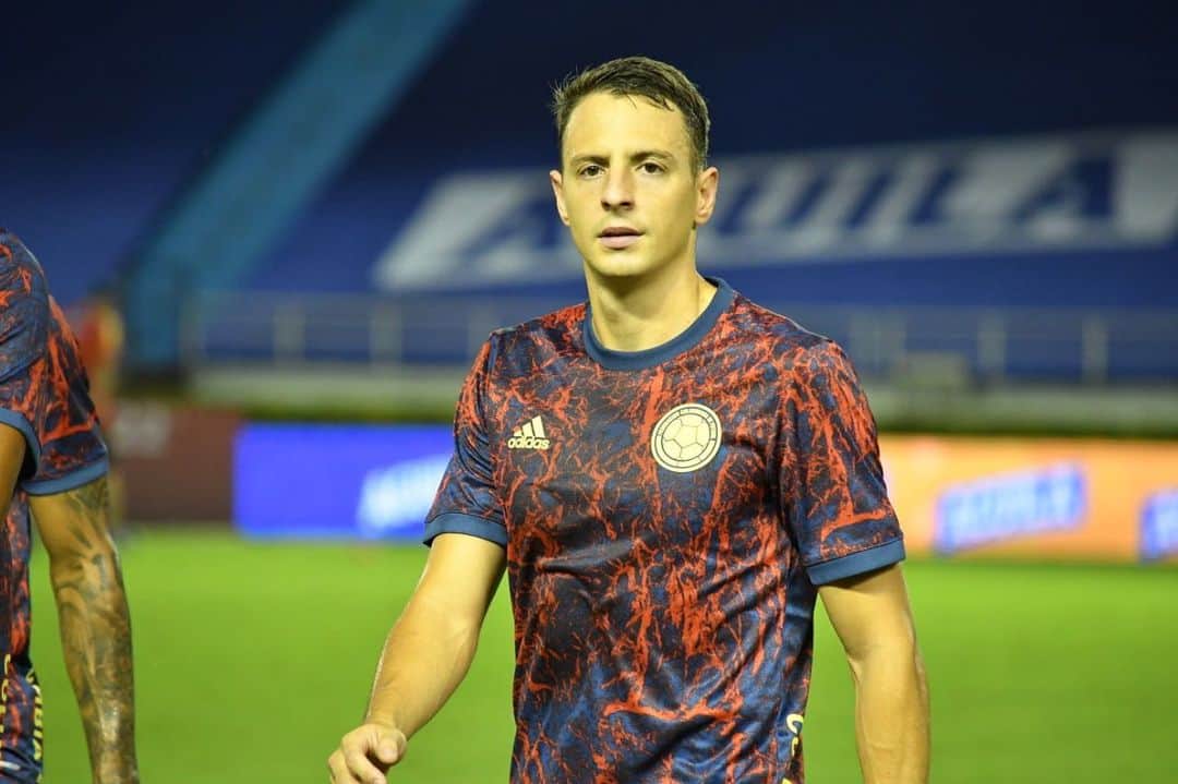サンティアゴ・アリアスのインスタグラム：「Vamos Carajo!!! 🙏🏼💪🏼 siempre apoyando a mi selección!! 🇨🇴⚽️ #vamoscolombia」