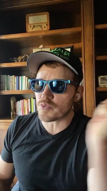 クリス・プラットのインスタグラム：「Meet @boyanslat the innovator environmentalist @theoceancleanup His crowdfunded company cleaned 500,000lbs of plastic from the ocean last year alone. He turns the plastic into sunglasses!!! Visit theoceancleanup.com to get yours today! 100% of proceeds go to removing more plastic! So dope!」