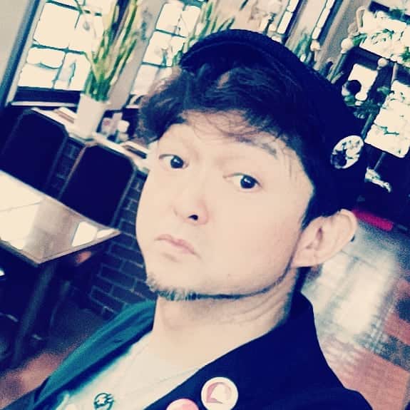 松本隆博のインスタグラム：「。 仮バラシ確定し、 12月24日、25日がすっかり 空きになる事が決まりました。 (˙◁˙) 年内最後のイベントにしたく、 全国何処でも構いません。 もしイベント企画あれば、 直接連絡ください。。  来週中になければ、国外逃亡 する予定です٩(¨ )ว=͟͟͞͞(^-^)。 らららー  ～人生遊歩道～」