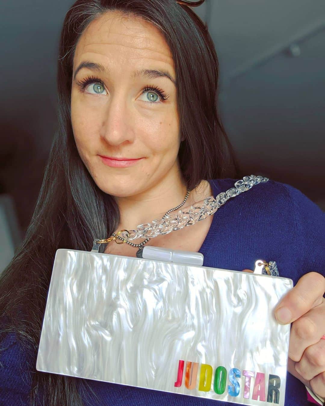 マルティ・マロイのインスタグラム：「YES I did order myself a custom  💙❤️💛JUDOSTAR💖💜💚 clutch from @raeoflightcustom & I love it! If you know someone who would appreciate a customized acrylic purse for the holidays you'll need to order by 11/18! What do y'all think? I checked, and yes #judo tape fits inside! 🤣😛」