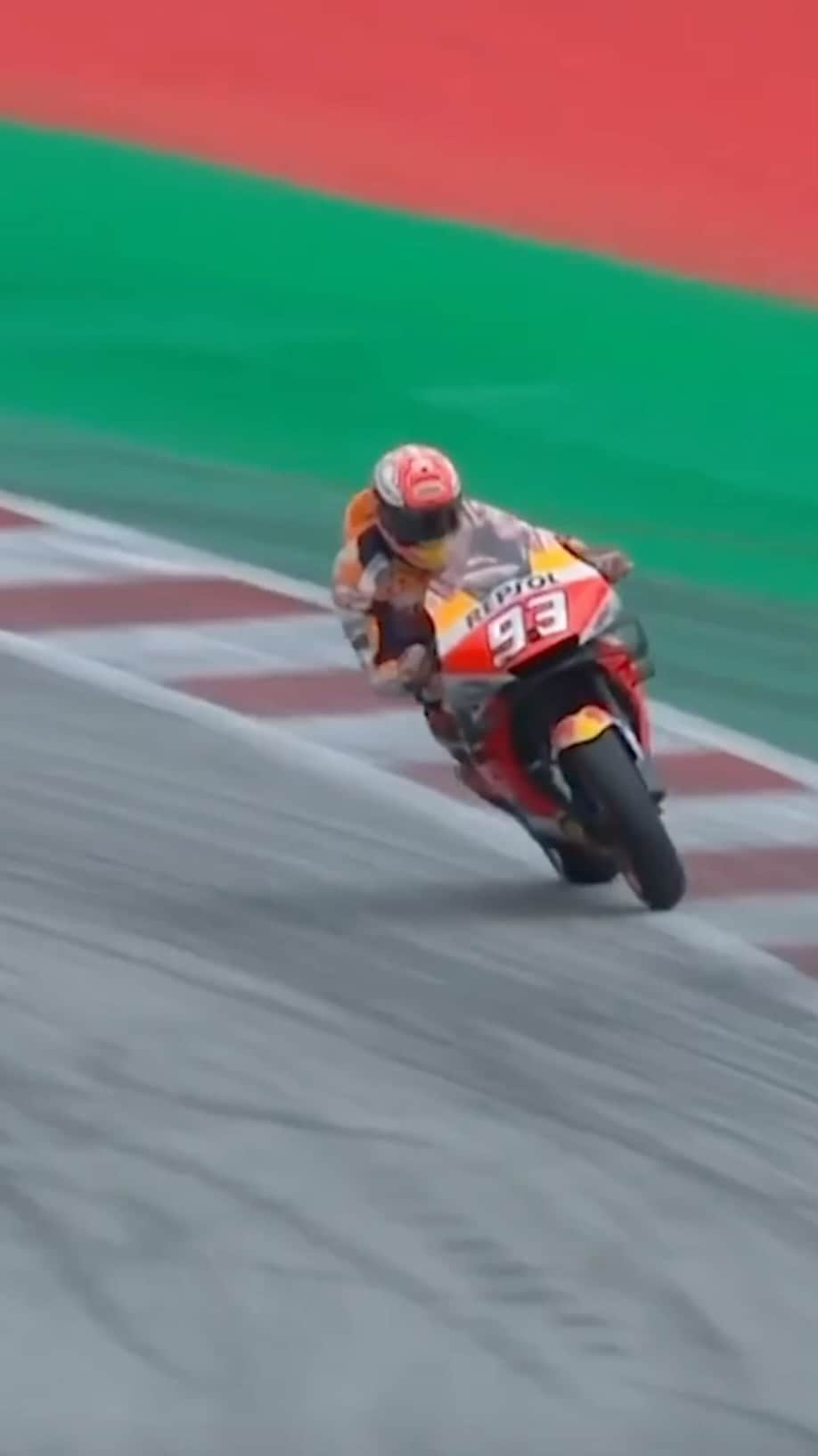 レッドブルのインスタグラム：「we can't tell which one's louder... the engine or @andreadovizioso’s cousin 😂 🔊  #redbull #givesyouwiiings #motorsports #motogp」