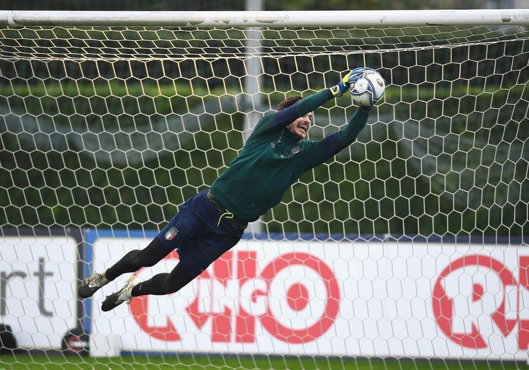 アレックス・メレットのインスタグラム：「🇮🇹⚽️」