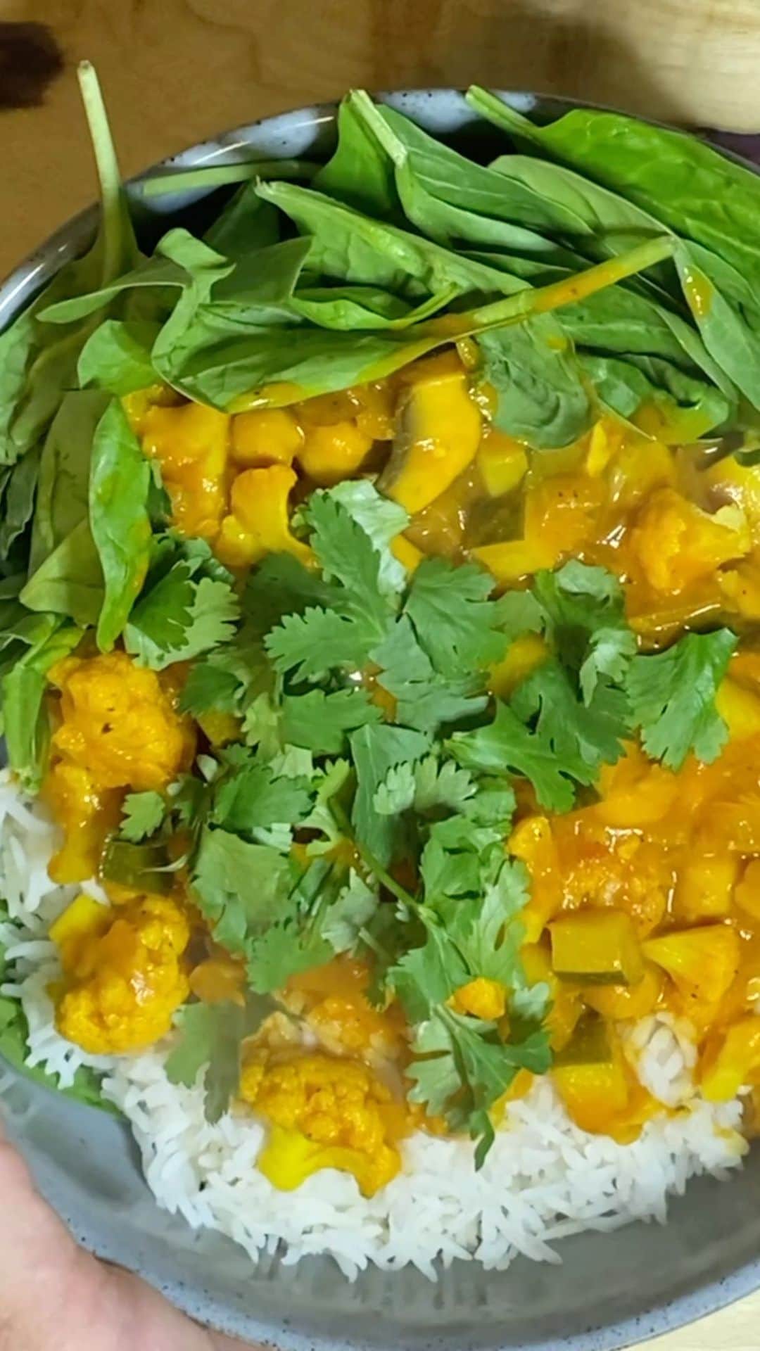 ginger and sproutのインスタグラム：「Super easy, crazy delish!  Ingredients 1 teaspoon Cumin  3-4 Garlic cloves minced 2 tablespoons Ginger minced 2 cups Onion small dice 1/2 cup Tomato Puree 1 teaspoon Turmeric Powder 3 tablespoons Curry Powder 1 tablespoon garam masala 1 teaspoon Red chilli flakes  Salt 2 taste 2cups Cauliflower Florets cut into 2 inch pieces  2 small zucchini large dice 1.5 cup mushrooms large dice 1 can cups Chickpeas  2 cans Coconut Milk」