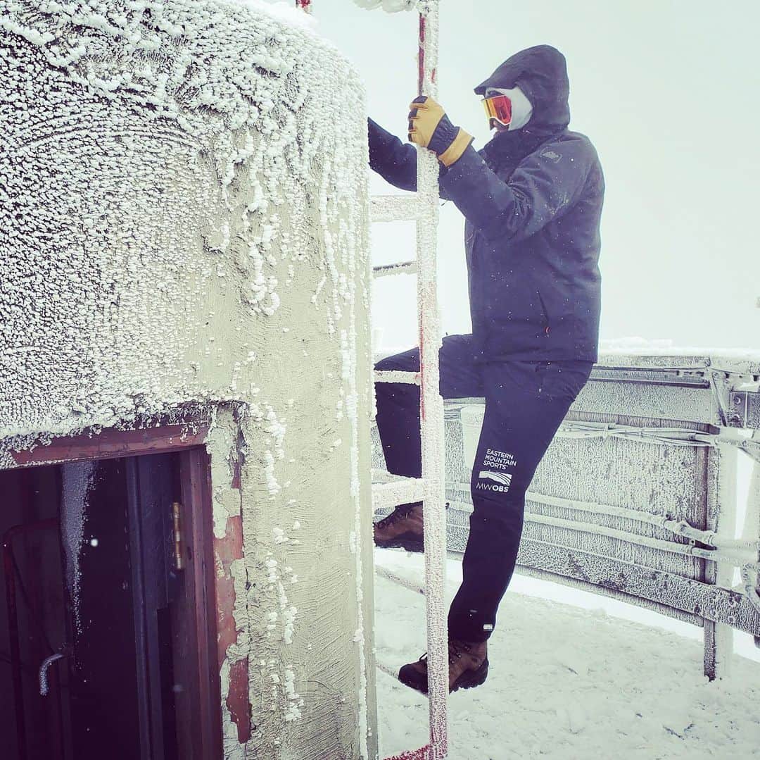 オボズさんのインスタグラム写真 - (オボズInstagram)「Nothing like ending the week in the "World's Worst Weather"!⠀ ⠀ Here's our buddy, Jay - Meteorologist and Weather Observer at @mwobs, climbing the tower at the observation deck on Mount Washington's summit. ⠀ ⠀ What he's wearing: the Bridger Insulated Waterproof⠀ .⠀ .⠀ .⠀ .⠀ #truetothetrail #worldsworstweather #weatherx #mountwashington #mwobs #wintergear #winterboots #winter」11月14日 6時28分 - obozfootwear