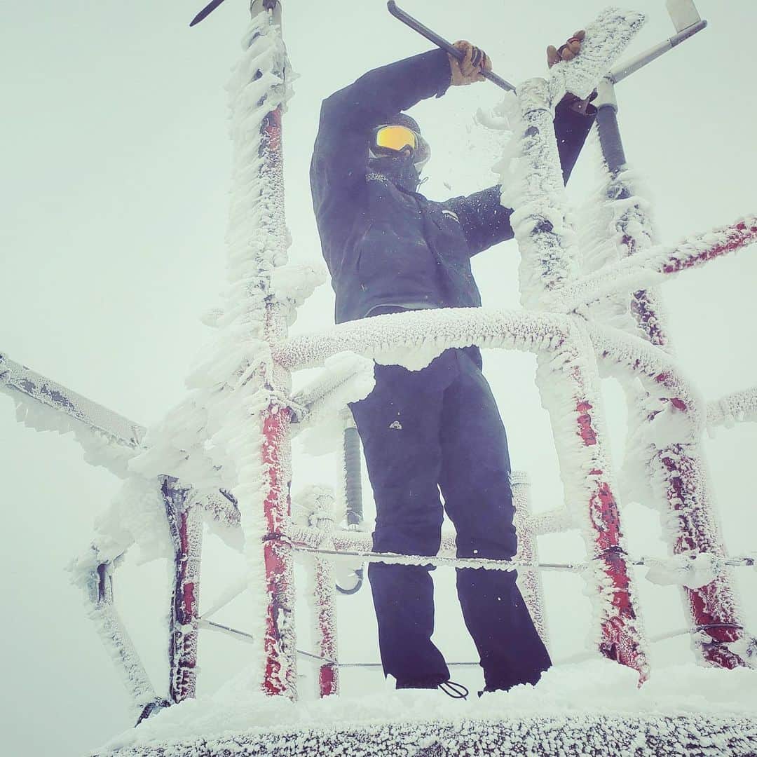 オボズのインスタグラム：「Nothing like ending the week in the "World's Worst Weather"!⠀ ⠀ Here's our buddy, Jay - Meteorologist and Weather Observer at @mwobs, climbing the tower at the observation deck on Mount Washington's summit. ⠀ ⠀ What he's wearing: the Bridger Insulated Waterproof⠀ .⠀ .⠀ .⠀ .⠀ #truetothetrail #worldsworstweather #weatherx #mountwashington #mwobs #wintergear #winterboots #winter」