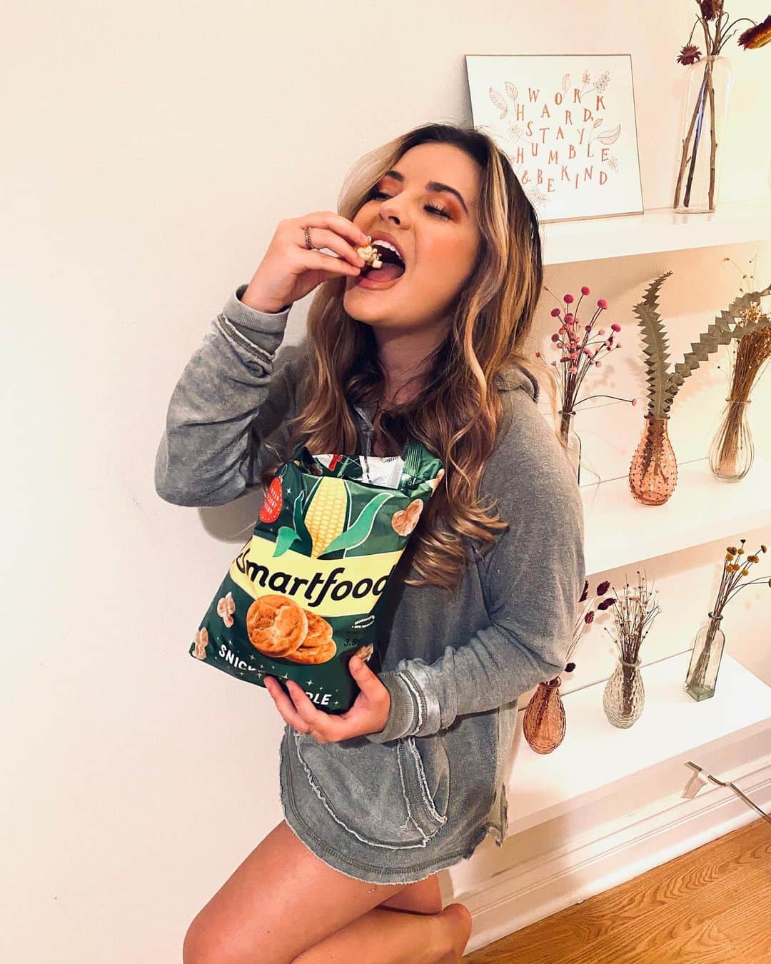 Brooke Marie Hylandさんのインスタグラム写真 - (Brooke Marie HylandInstagram)「Snacking my way through the holiday season!! Loving @smartfoodpopcorn's new Snickerdoodle flavor 🎄 #ad」11月14日 6時39分 - brookehyland