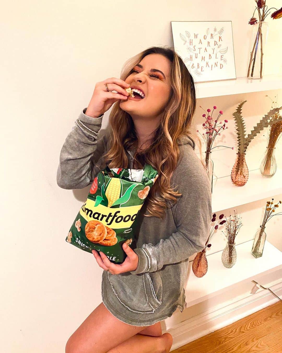 Brooke Marie Hylandのインスタグラム：「Snacking my way through the holiday season!! Loving @smartfoodpopcorn's new Snickerdoodle flavor 🎄 #ad」