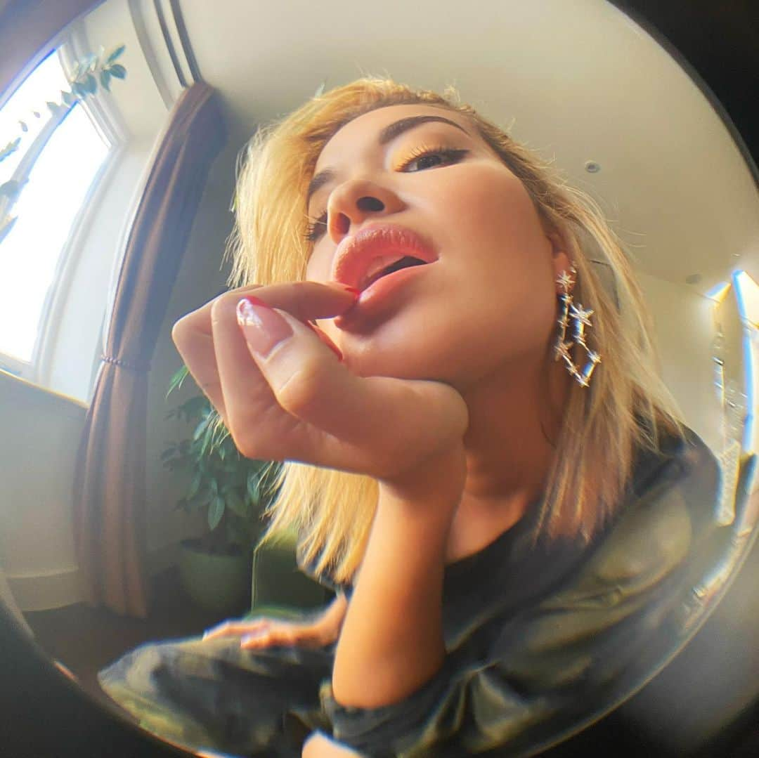 リタ・オラさんのインスタグラム写真 - (リタ・オラInstagram)「🐟 👁 🌍 #worldkindnessday」11月13日 21時41分 - ritaora