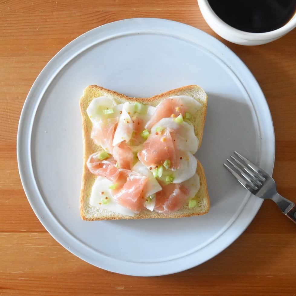 山崎佳のインスタグラム：「Today’s breakfast. カブと生ハム。」