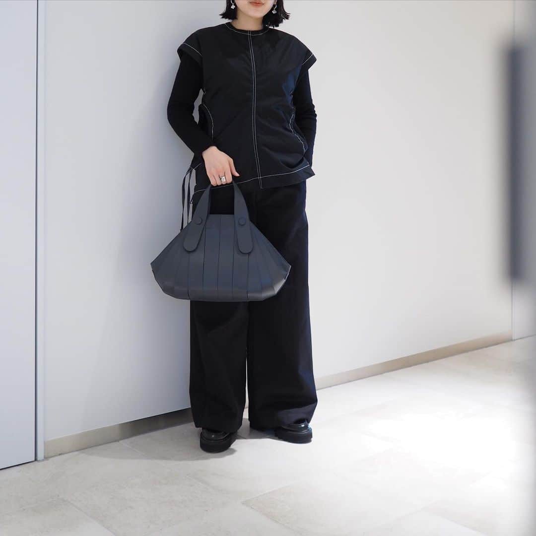 ヒロコハヤシさんのインスタグラム写真 - (ヒロコハヤシInstagram)「. OSSO 〈オッソ〉 . 「骨組みをそのまま表に出した」ような コンセプト的バッグ。 持つだけでさまになる、頼れるバッグです。 . . #hirokohayashi #ヒロコハヤシ　#オッソ　#OSSO #ハンドバッグ　#お出かけバッグ　#バッグ　#bag」11月13日 21時43分 - hiroko_hayashi_official