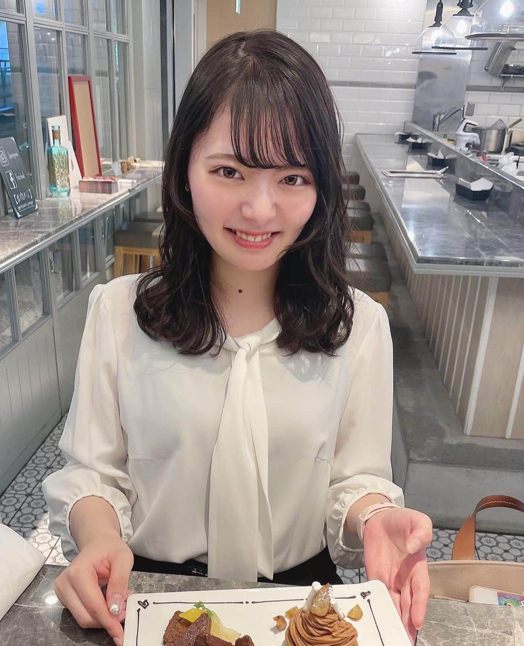 林桃絢美のインスタグラム：「・ 少し前だけどお友達にお疲れ様会して貰いました🤍 嬉しかったー☺🍀」