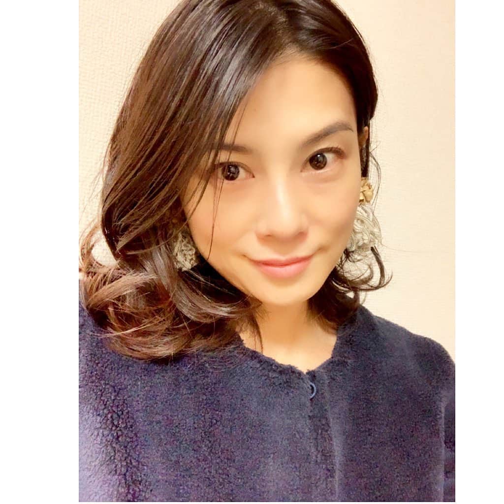 七瀬遥のインスタグラム：「スッキリ✨ 軽くして綺麗にしてもらいました💇🏻‍♀️💖 自分でこんな風に巻けるかな🙄🌟  #スッキリ#ヘアカット#巻き髪#スタイリング#大人ヘア#haircut#beauty#good#friend#happy#love#happiness#good#smile#tokyo#japan」