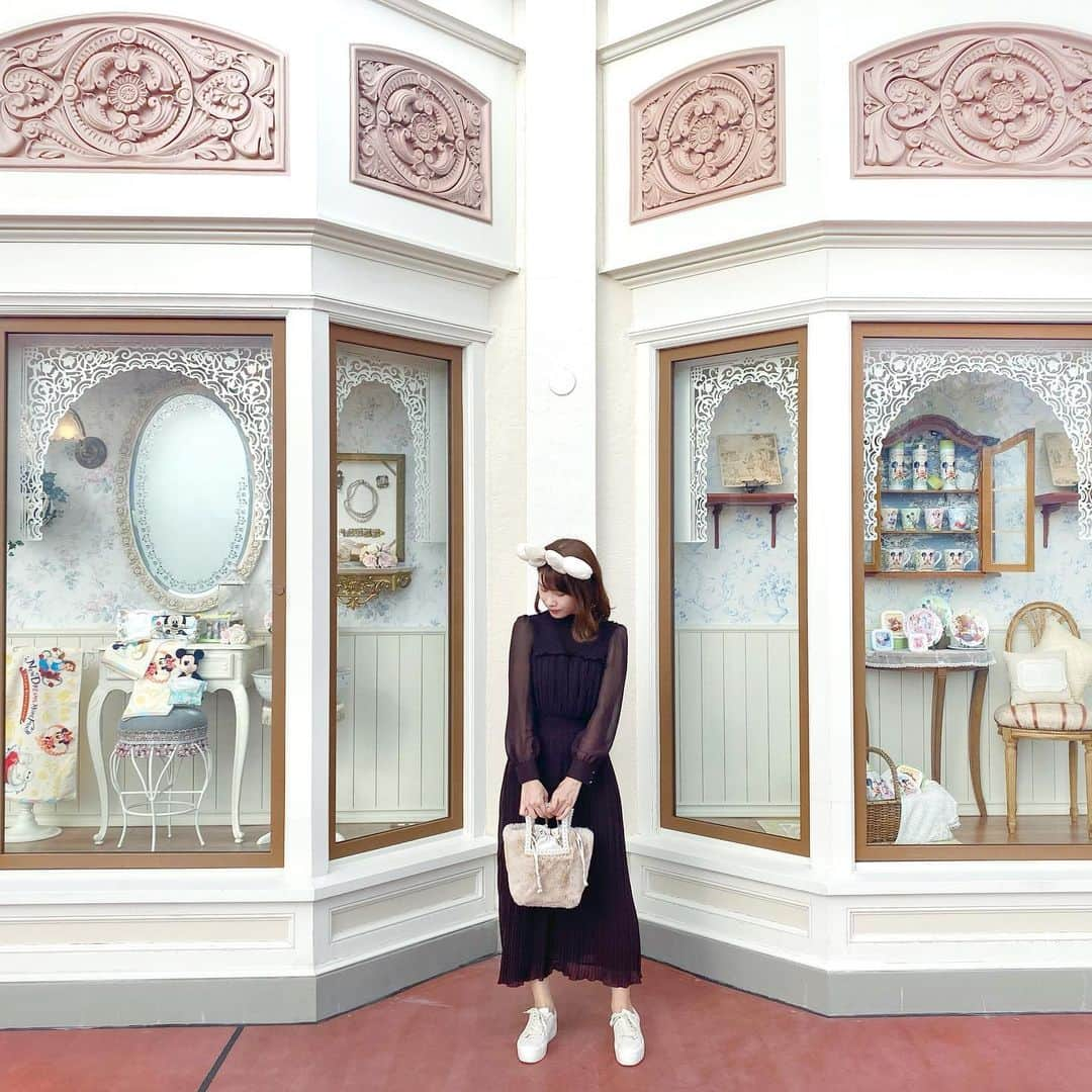 澪花さんのインスタグラム写真 - (澪花Instagram)「. 👗#ザラジョ 的おすすめ#ディズニーコーデ 👗 .  🗾#tokyodisneyland  📍#ホームストア →ワールドバザールを抜けて左に曲がったところにある、 　インテリア雑貨のお店！ショーウィンドウが可愛い🧸  . この前のディズニーコーデはオールZARA🧸💕 「ZARAってオンラインストアは可愛いのに 実店舗行くとあれ？ってなるんだよなあ…」と 思っていたのですが、六本木ヒルズのZARAは 品ぞろえ豊富で快適にお買い物できました🛒✨ . ✍コーデアイテム ✔プリーツ入りミディ丈ワンピース ¥6,990 ✔パール風ハンドル付きフェイクファーバスケット ¥6,990 ✔プラットフォームスニーカー ¥4,990 . #tokyodisneyresort #disney #ディズニー  #クリスマスディズニー #夢の国 #ラテ系オタク  #ワールドバザール #ディズニーお土産」11月13日 21時49分 - reicameraaa