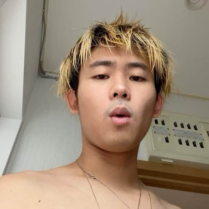 オカモトレイジのインスタグラム：「Neo w Whistle...♪ 口笛してる形のままドライヤー当てたら新しい音出た！🤣」