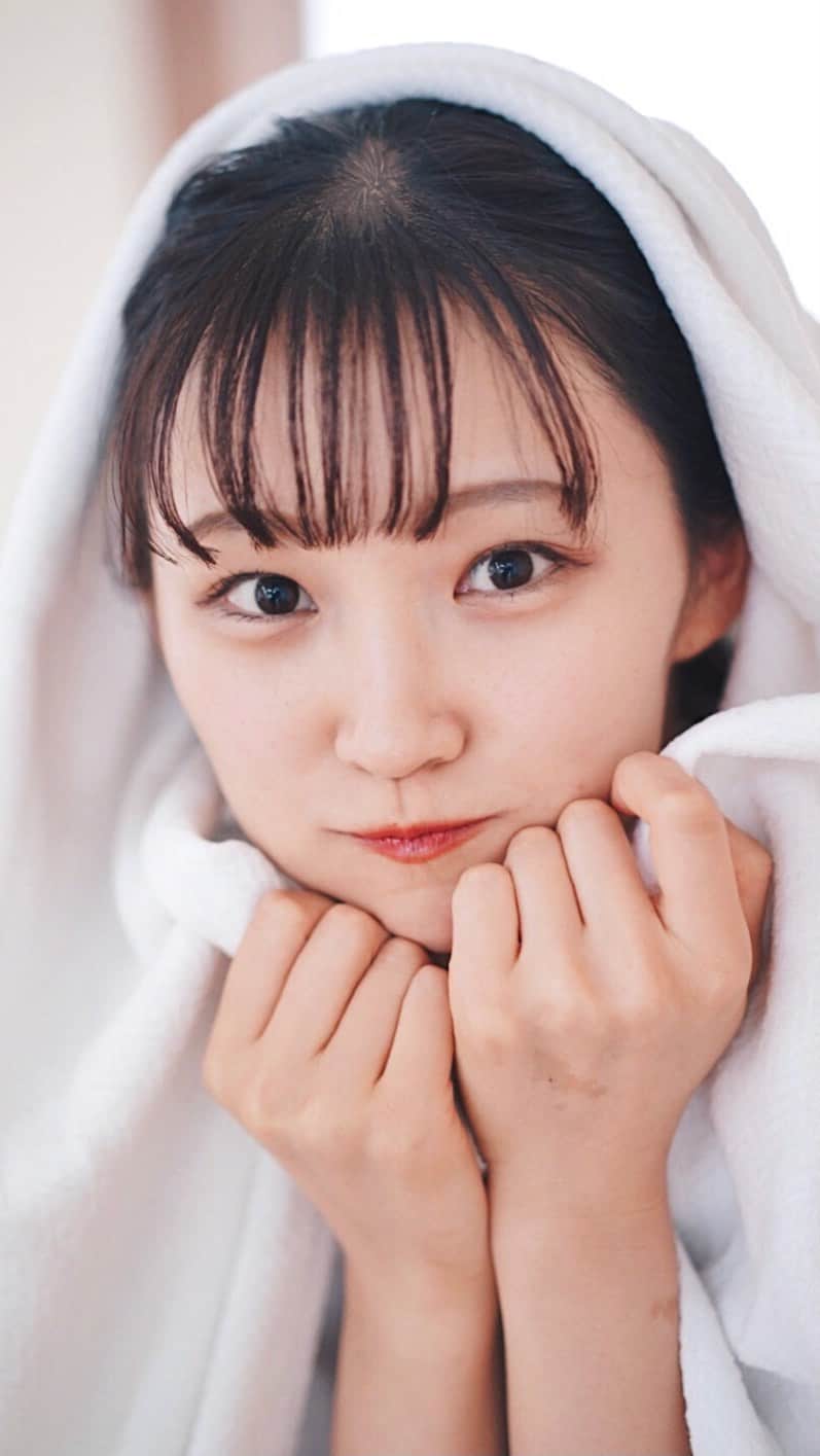 のインスタグラム：「❤︎ 去年から今年の写真を少しだけ集めてみた😌  こう見ると少し幼さとかあったりするかな？😂  音楽は動画にくっつけちゃったけど 最近お気に入りの曲👀🎶  . . #彼女感 #切ない #猫 #青山学院大学 #被写体 #ポートレート」