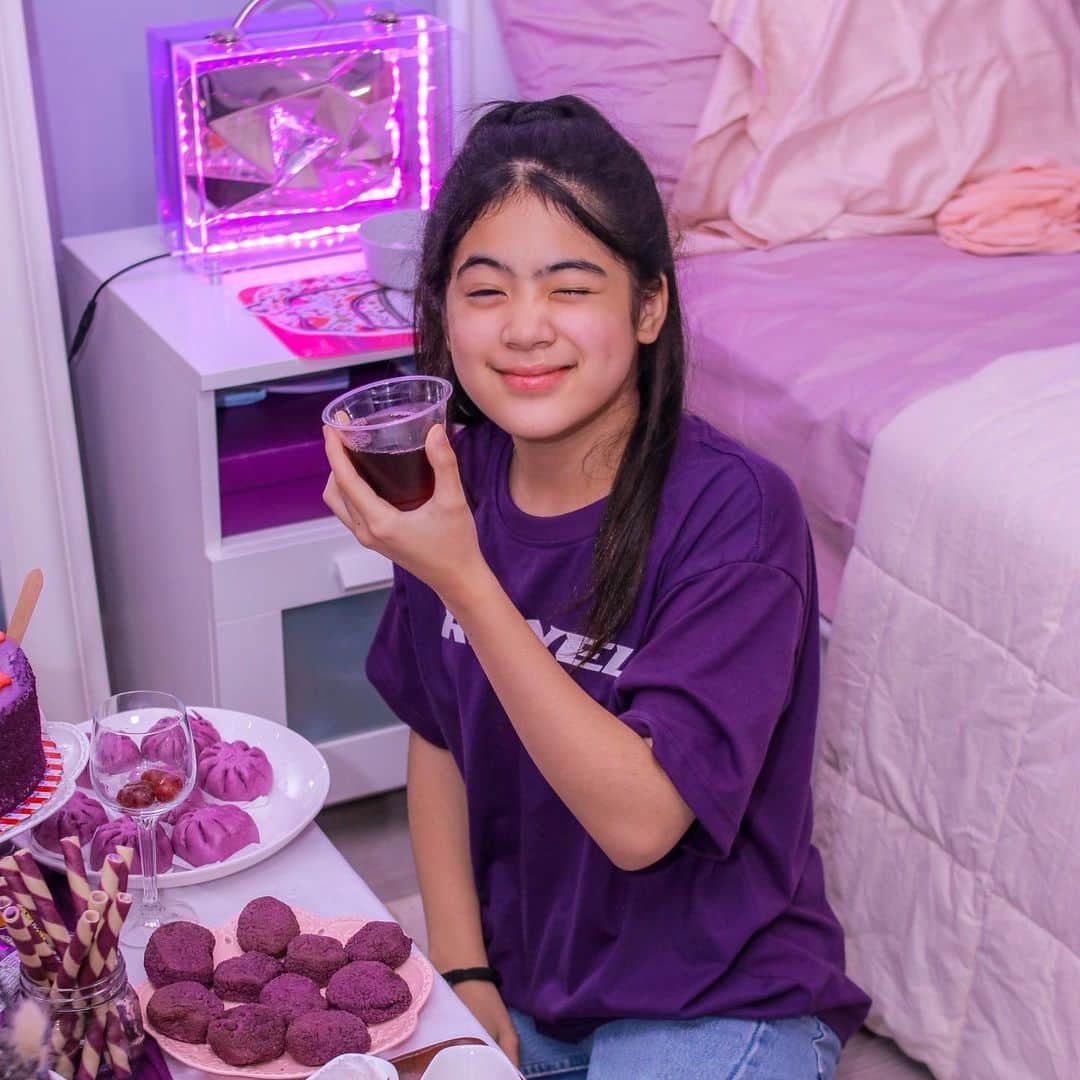 Niana Guerreroのインスタグラム：「behind the scenes pics 🥳 new vlog up on my channel! 💜 have a great weekend fam!!」