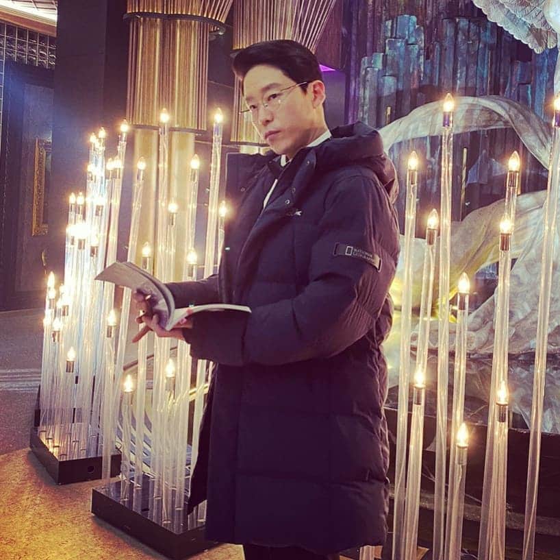のインスタグラム：「펜트하우스 셋트장~ 분수대앞에서 찰칵!!! 재밌게 봐주세용^^* 저 그렇게 나쁜사람 아녜요~~ㅎ」