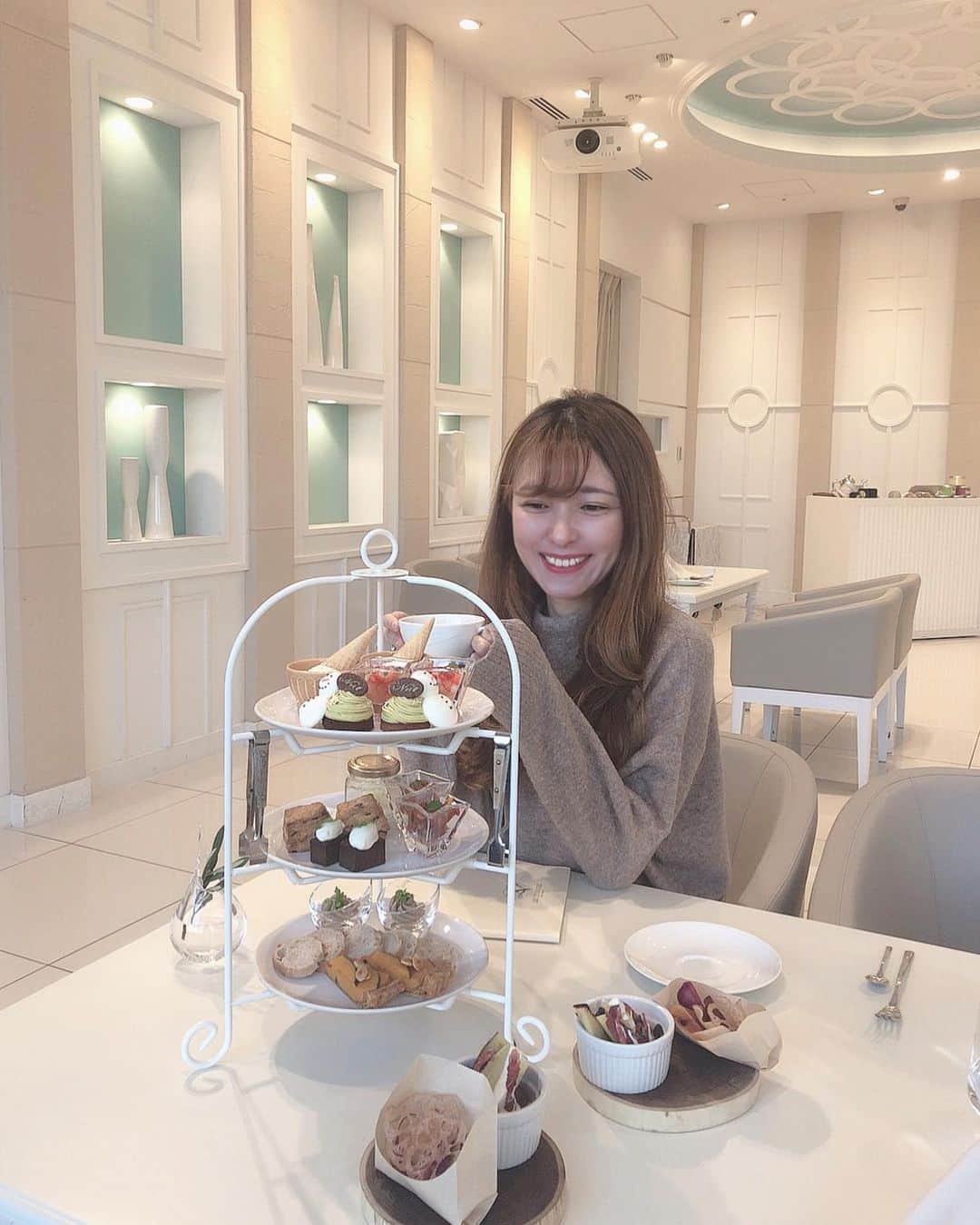 菊池かなこのインスタグラム：「🎂🍰🧁 . 目白駅前の結婚式場 アンジェロコートのアフタヌーンティー✨ 9月にアフタヌーンティーが始まったばかりで まだまだすごく穴場！ スイーツも雰囲気も最高に可愛い😍 テラスもいいなー🌸 目白はお上品で美味しそうなお店も多く 最近すごく気になる街✨ . . . ୨୧┈┈┈┈┈┈┈┈┈┈┈┈┈┈┈┈┈୨୧ @lieudevintagemejiro_restaurant #アンジェロコート東京 #目白#目白カフェ#目白グルメ#東京カフェ巡り #アフタヌーンティー#東京イタリアン #ミシュラン2つ星シェフ監修 #lineconomi#東京カレンダー#東カレ倶楽部 #インスタグルメアワード2020#かなーなグルメ #食べログ#東京グルメ#フードグラマー #デリスタグラマー#東京カフェ巡り#おしゃれカフェ #東京グルメ#東京カフェ#東京カフェ部」